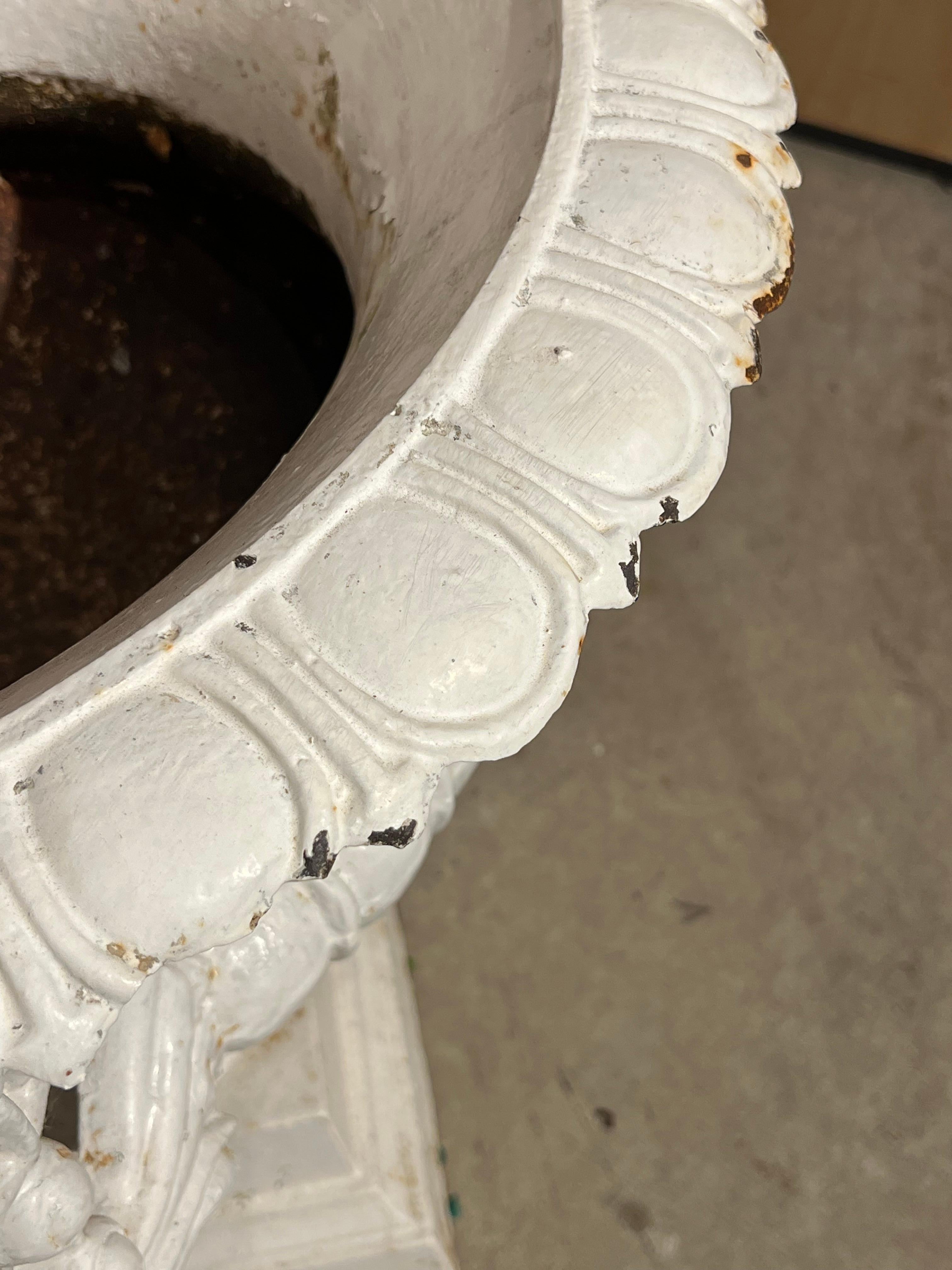 Paire de vases en fonte peints en blanc du 19ème siècle provenant de France en vente 12