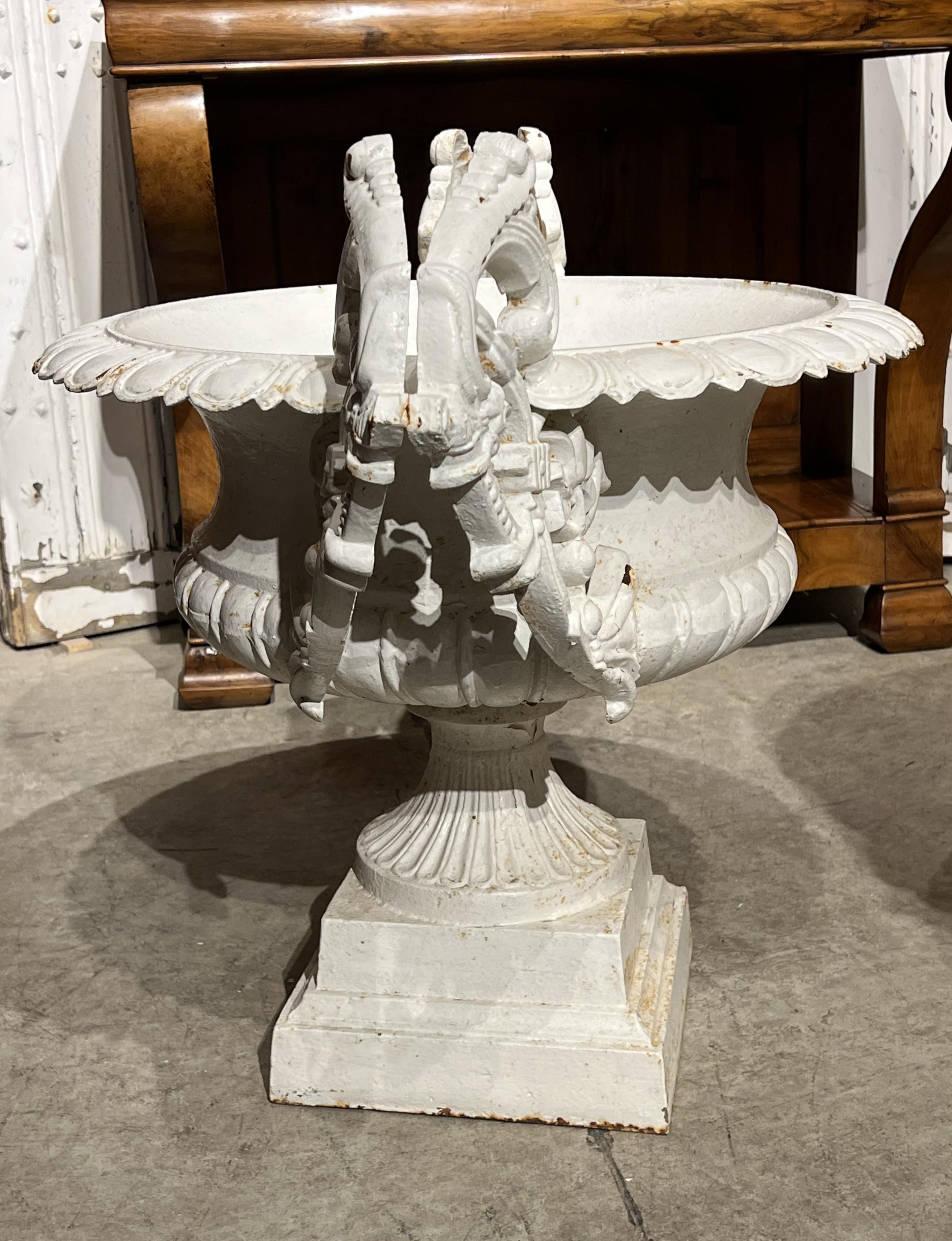 Plus d'informations bientôt...

Cette paire de grands vases en fonte de France, qui date des années 1800, a été peinte à la main avec du Trueing blanc.  Il y a quelques pertes de peinture qui ont conduit à une merveilleuse patine oxydée, ce qui en
