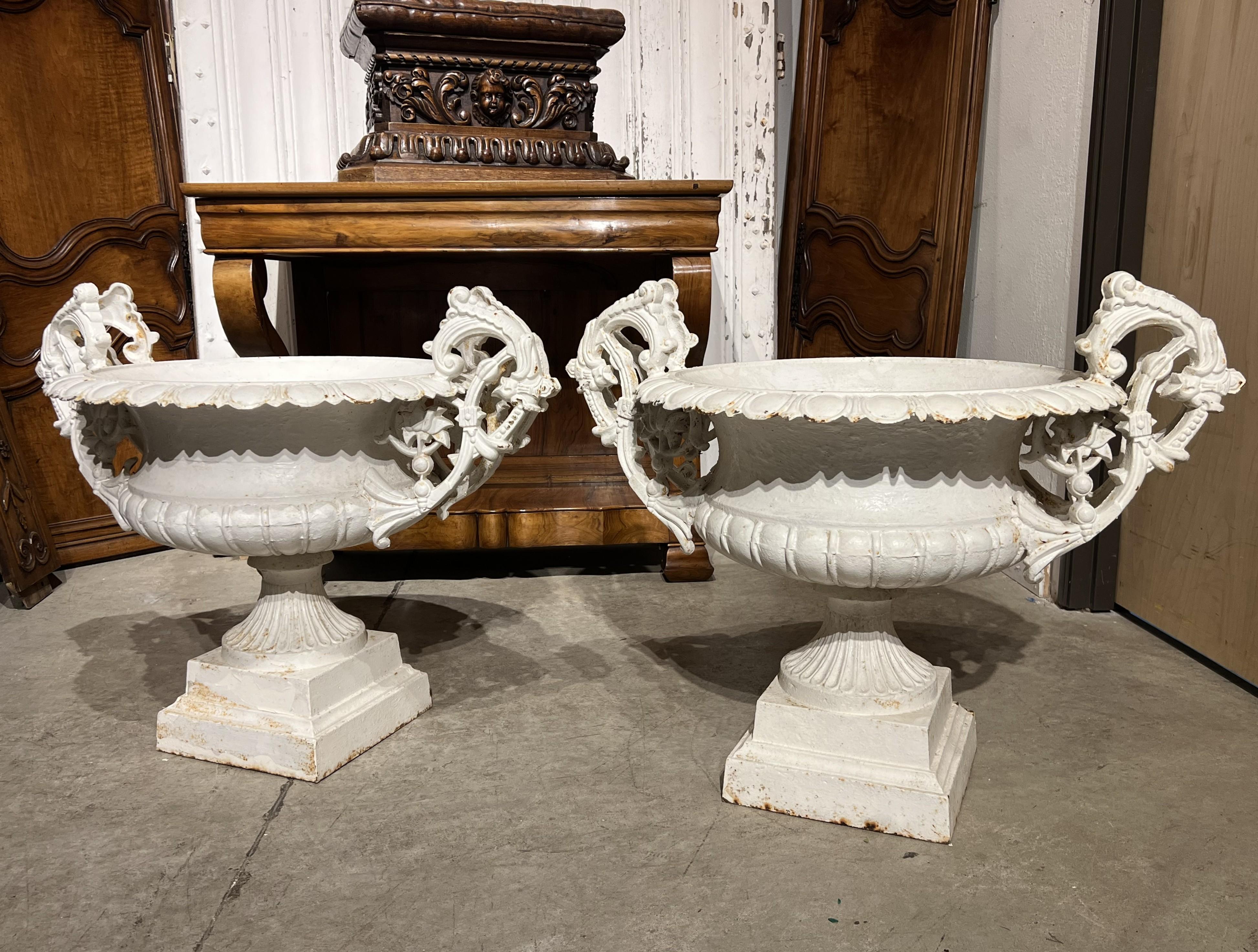 Paire de vases en fonte peints en blanc du 19ème siècle provenant de France en vente 13