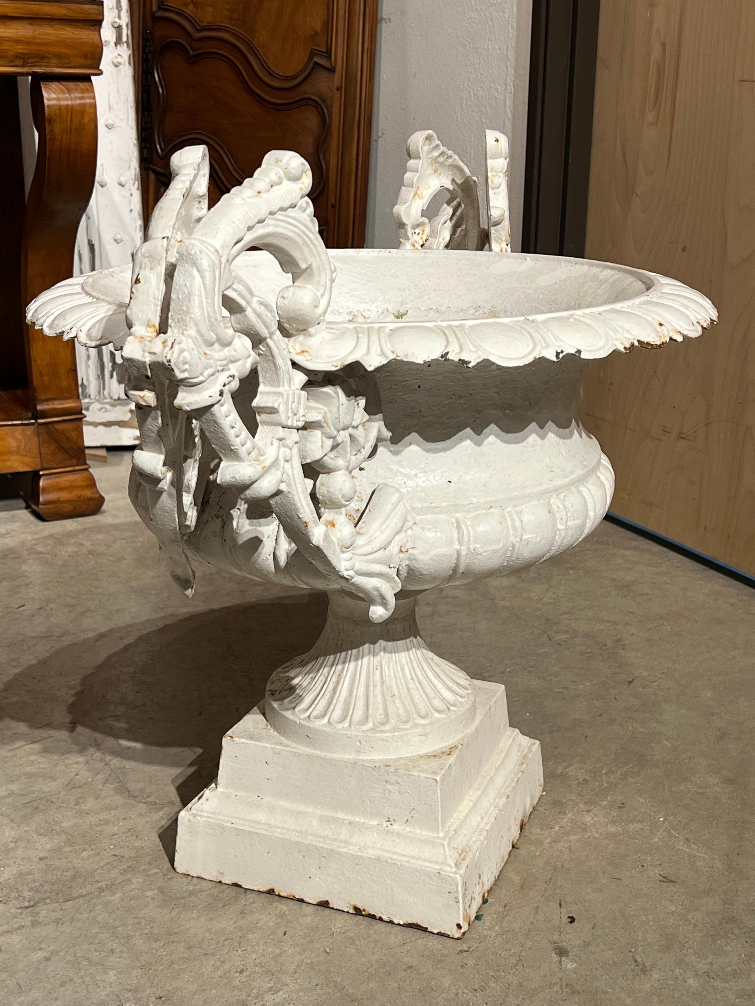 Français Paire de vases en fonte peints en blanc du 19ème siècle provenant de France en vente