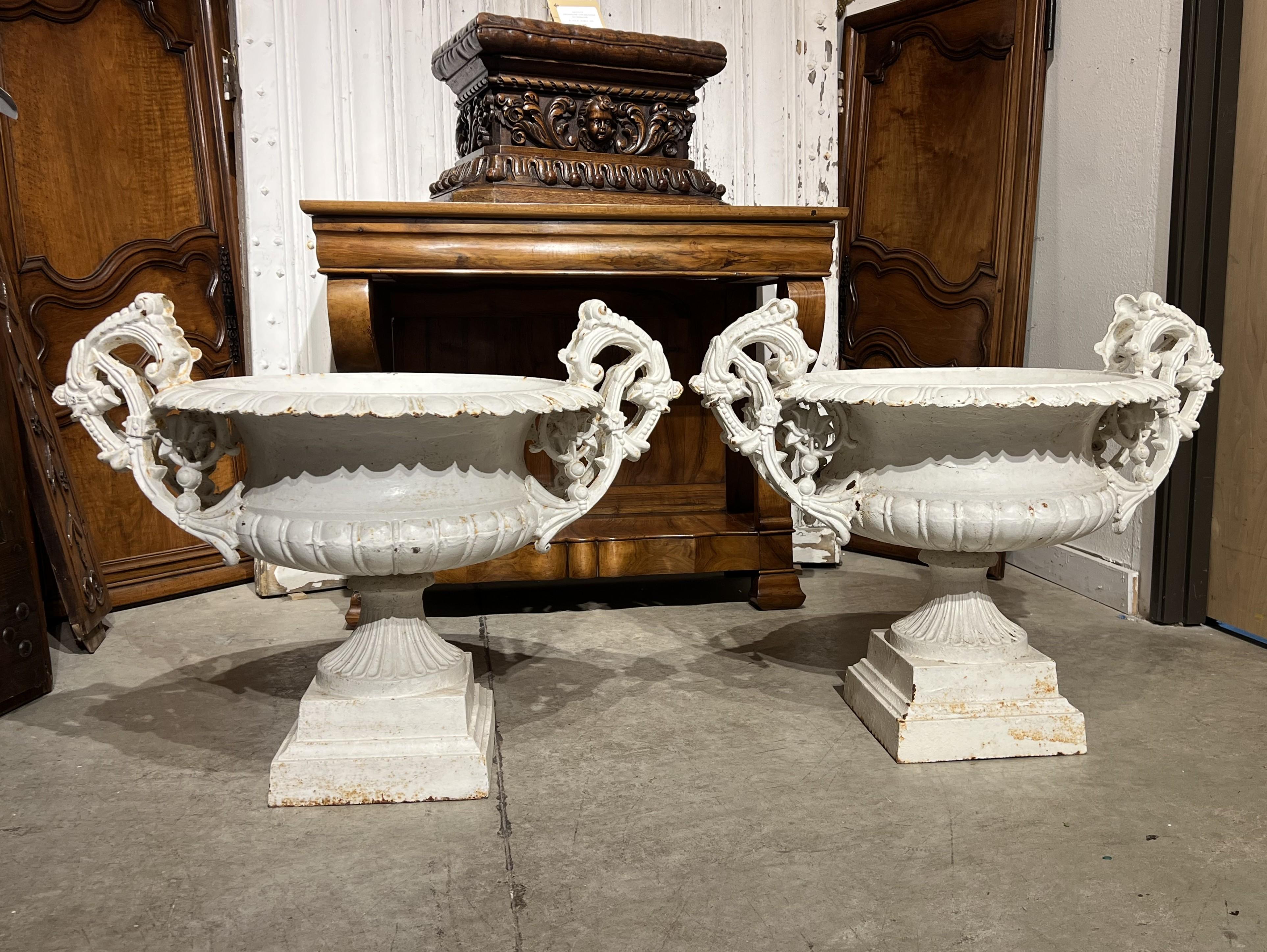 Moulage Paire de vases en fonte peints en blanc du 19ème siècle provenant de France en vente