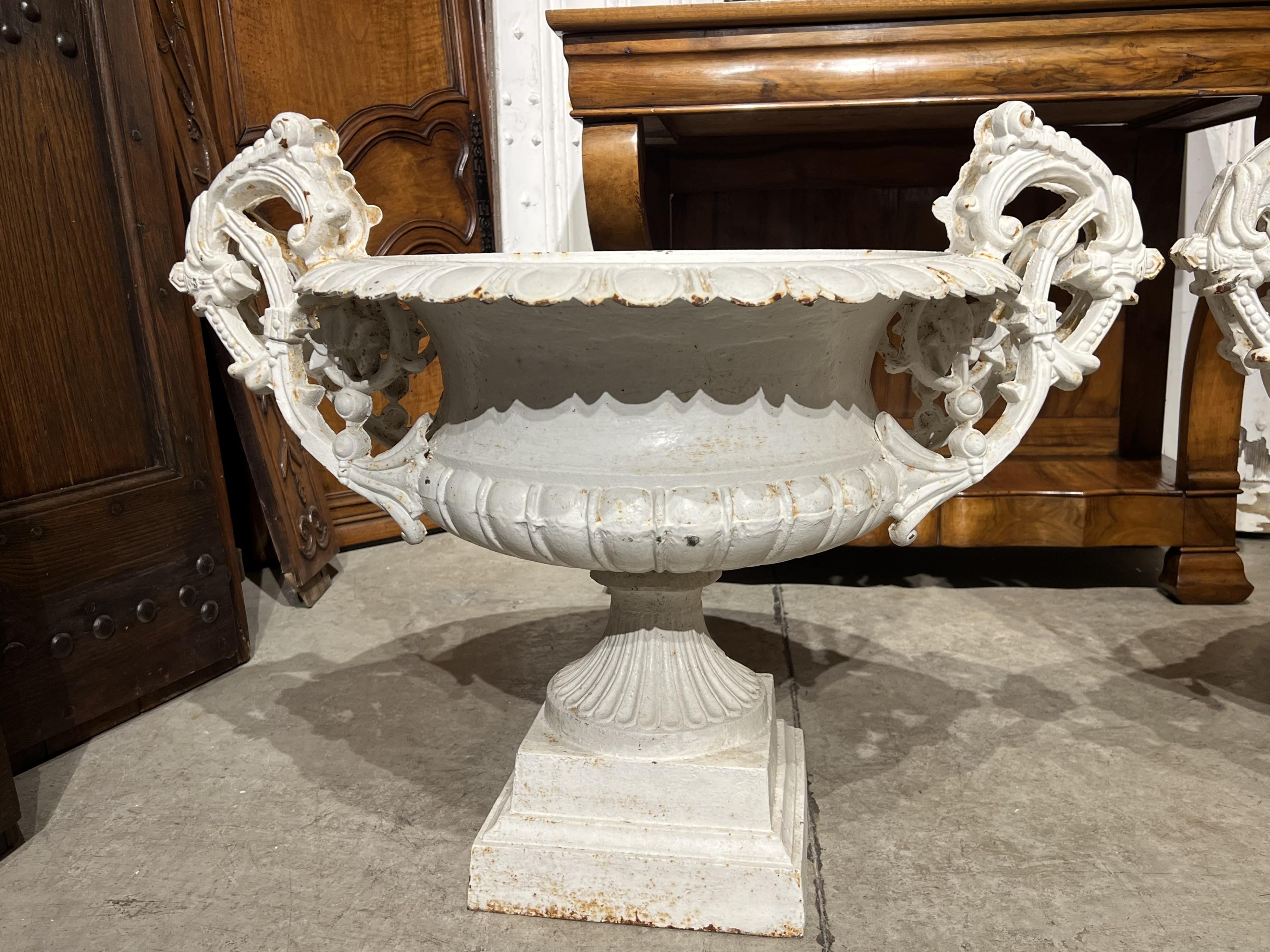 Paire de vases en fonte peints en blanc du 19ème siècle provenant de France Bon état - En vente à Dallas, TX