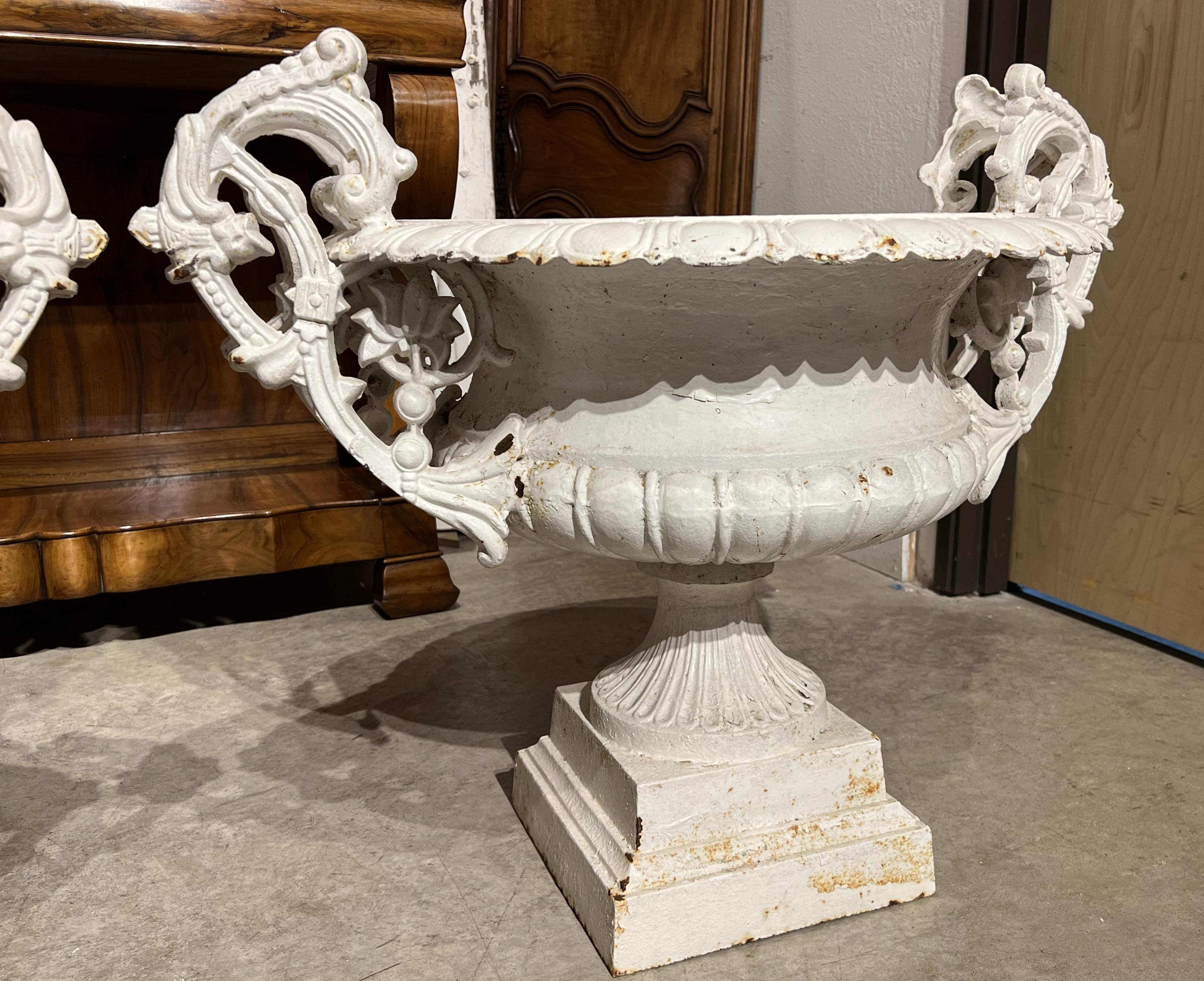XIXe siècle Paire de vases en fonte peints en blanc du 19ème siècle provenant de France en vente