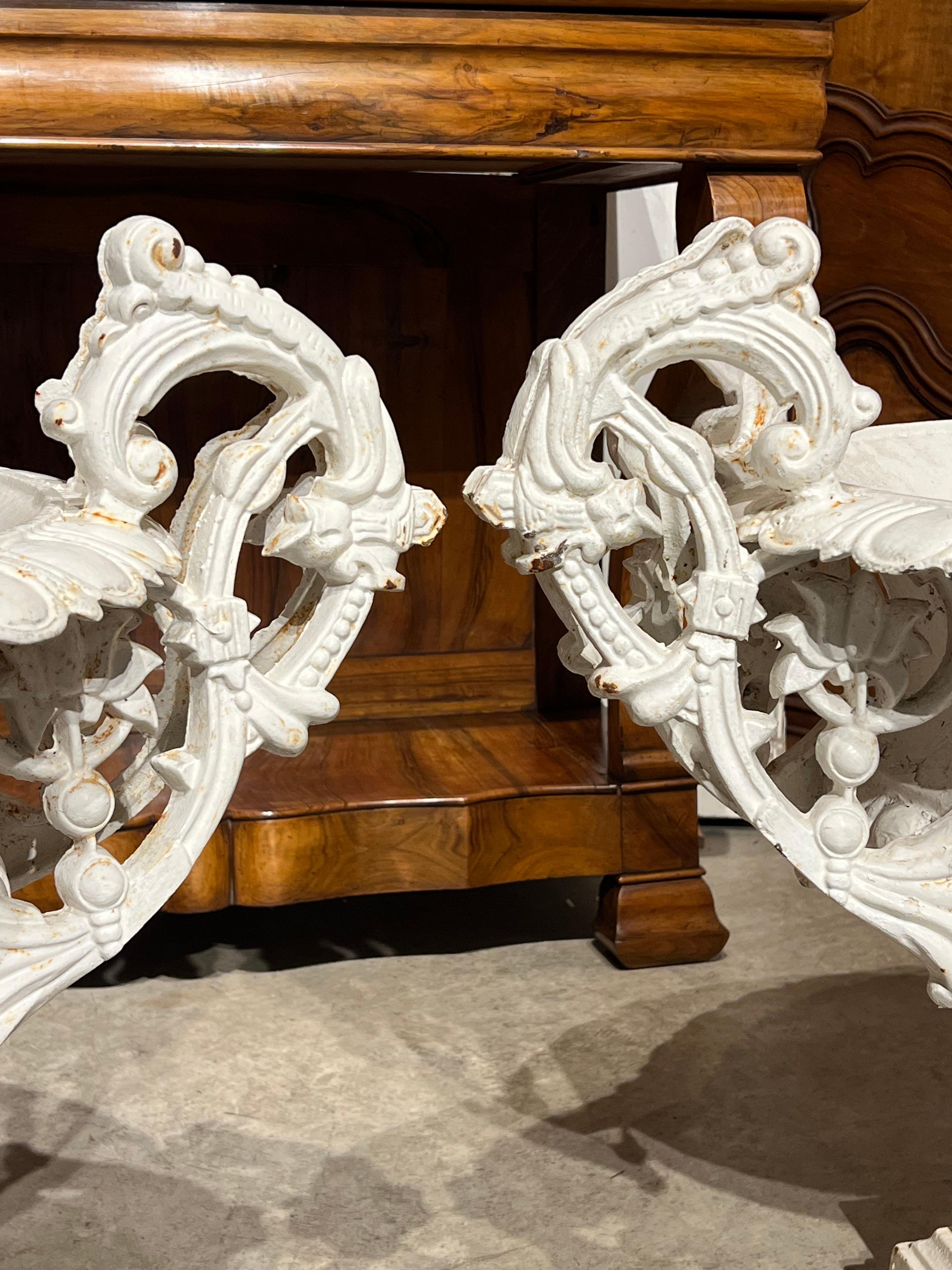 Métal Paire de vases en fonte peints en blanc du 19ème siècle provenant de France en vente