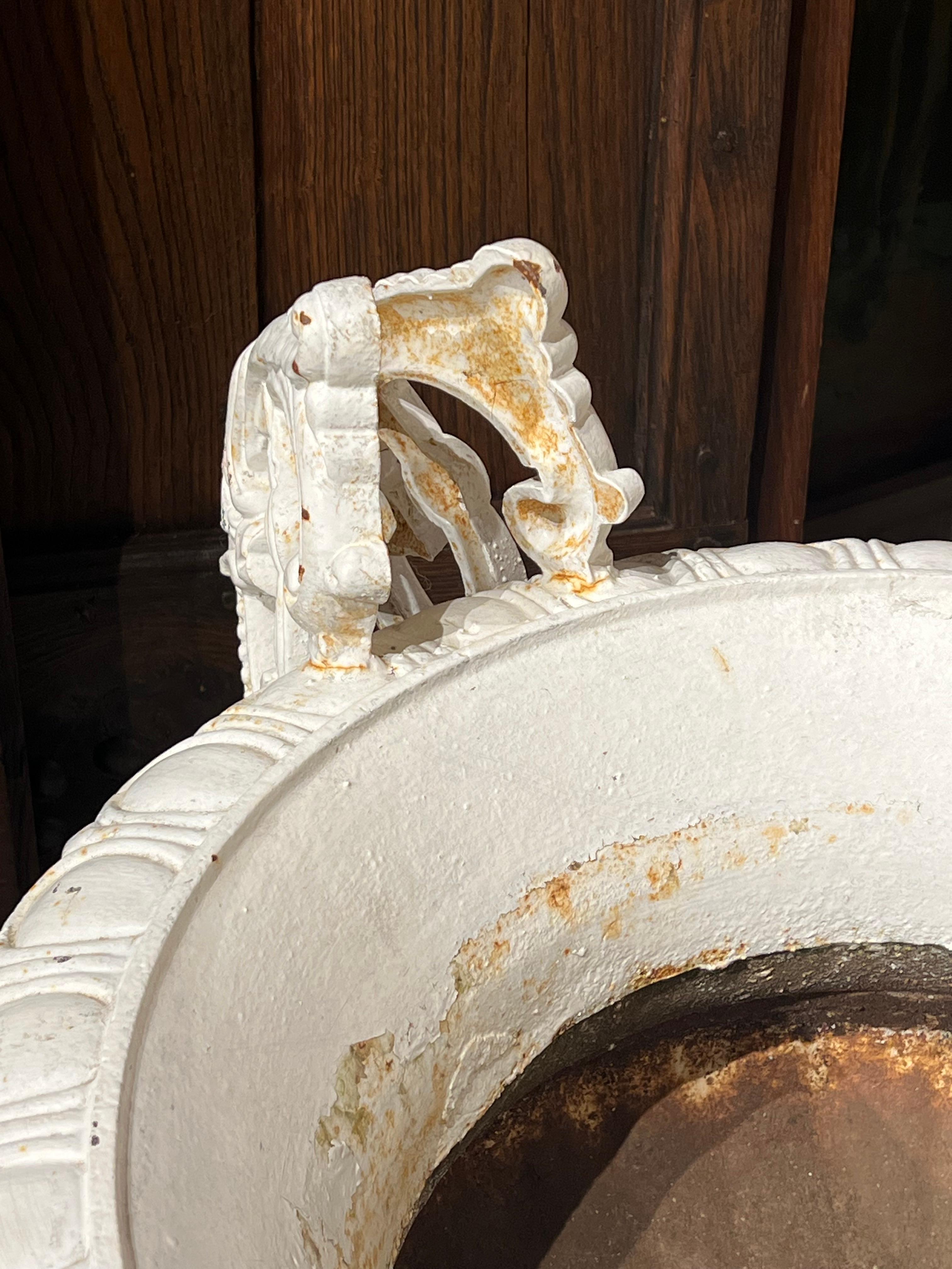 Paire de vases en fonte peints en blanc du 19ème siècle provenant de France en vente 2