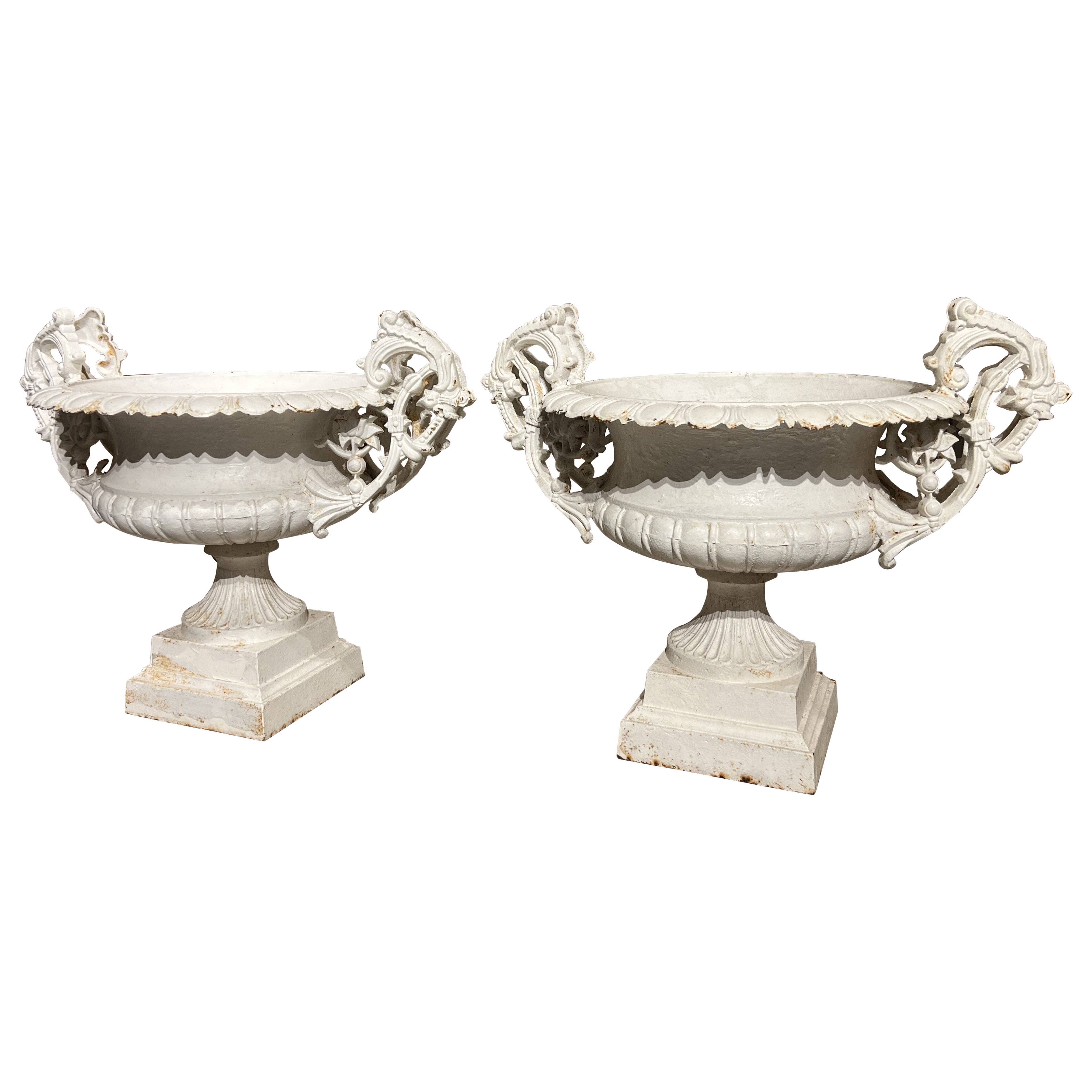 Paire de vases en fonte peints en blanc du 19ème siècle provenant de France