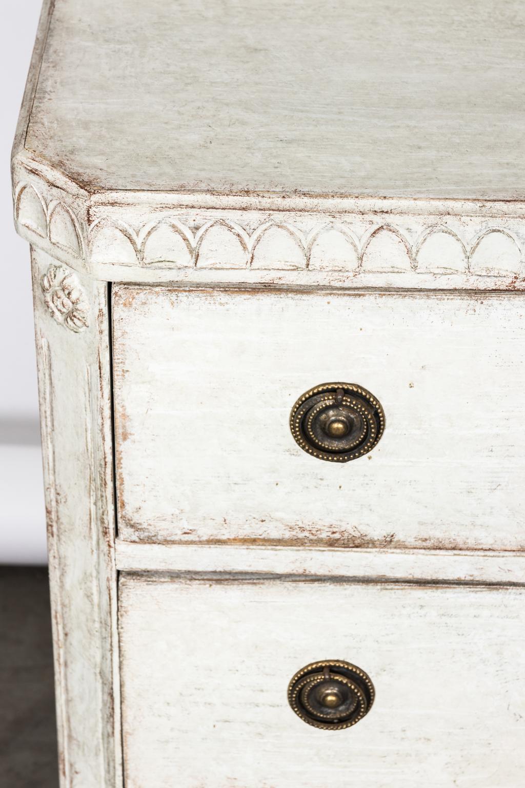 Pair of 19th Century White Painted Gustavian Commodes For Sale 5