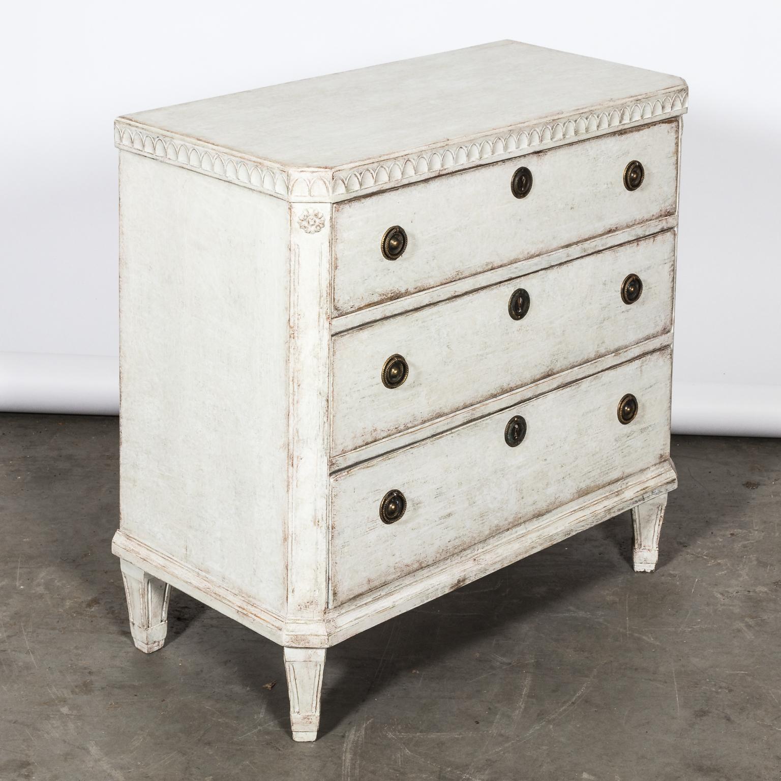 Pair of 19th Century White Painted Gustavian Commodes For Sale 8