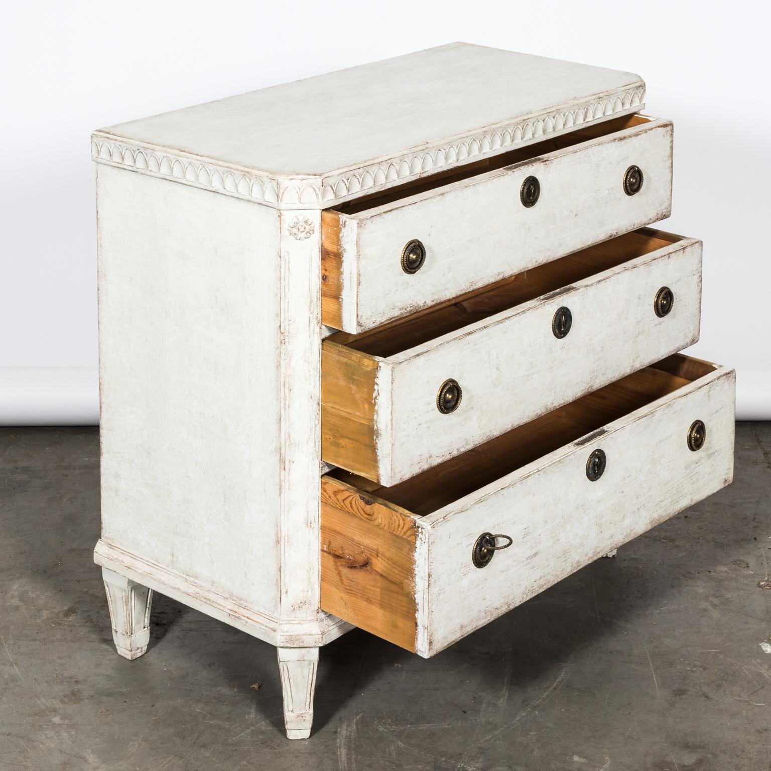 Pair of 19th Century White Painted Gustavian Commodes For Sale 9