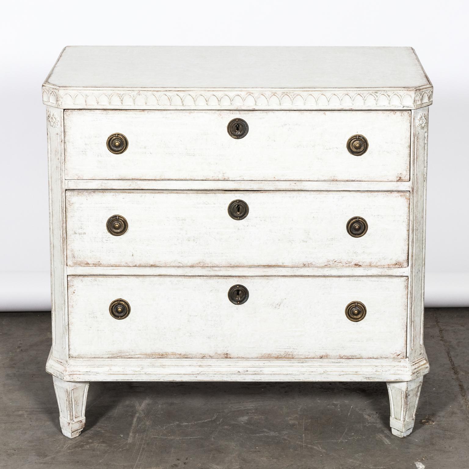 Pair of 19th Century White Painted Gustavian Commodes For Sale 15