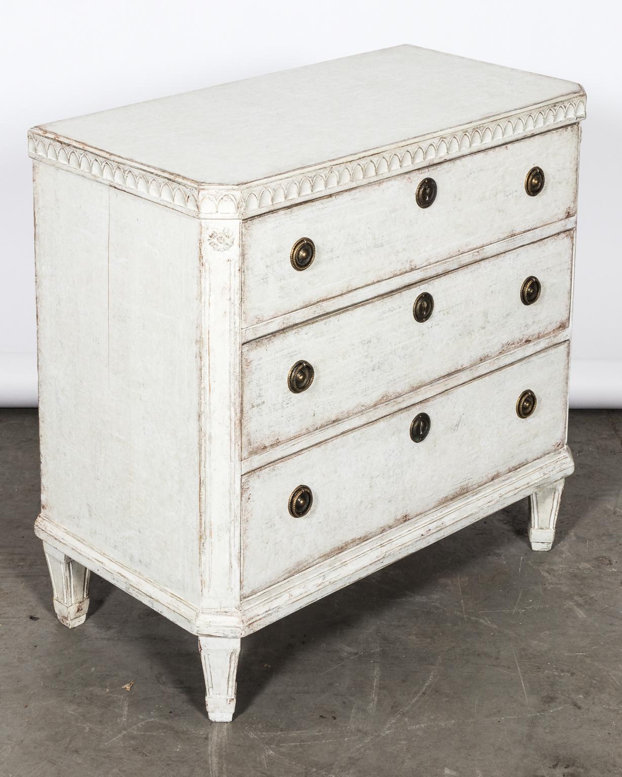 Pair of 19th Century White Painted Gustavian Commodes In Good Condition For Sale In Stamford, CT