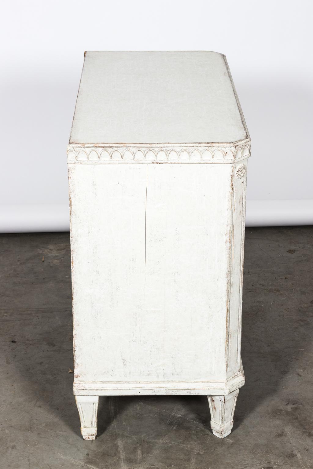 Wood Pair of 19th Century White Painted Gustavian Commodes For Sale