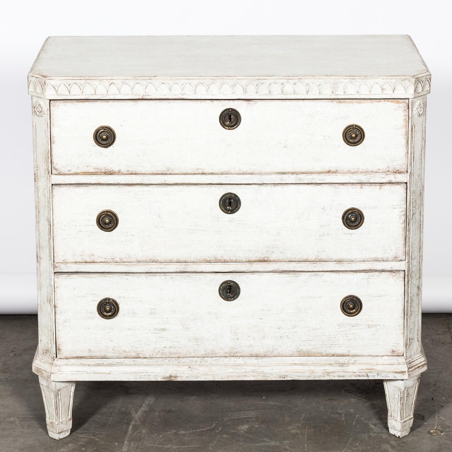 Pair of 19th Century White Painted Gustavian Commodes For Sale 3