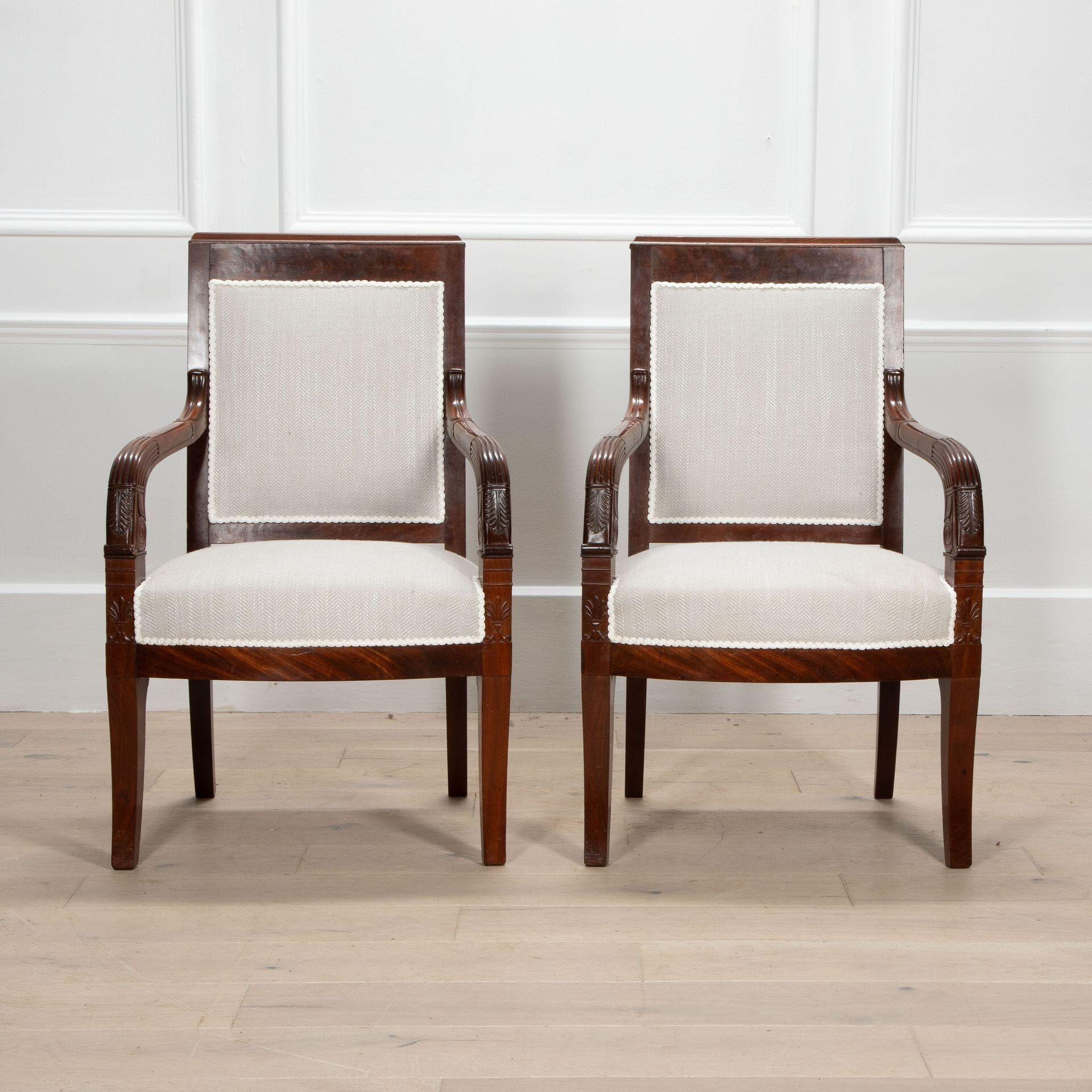 Coppia di poltrone Napoleone III in mogano con tessuto imbottito bianco.
Circa 1860.