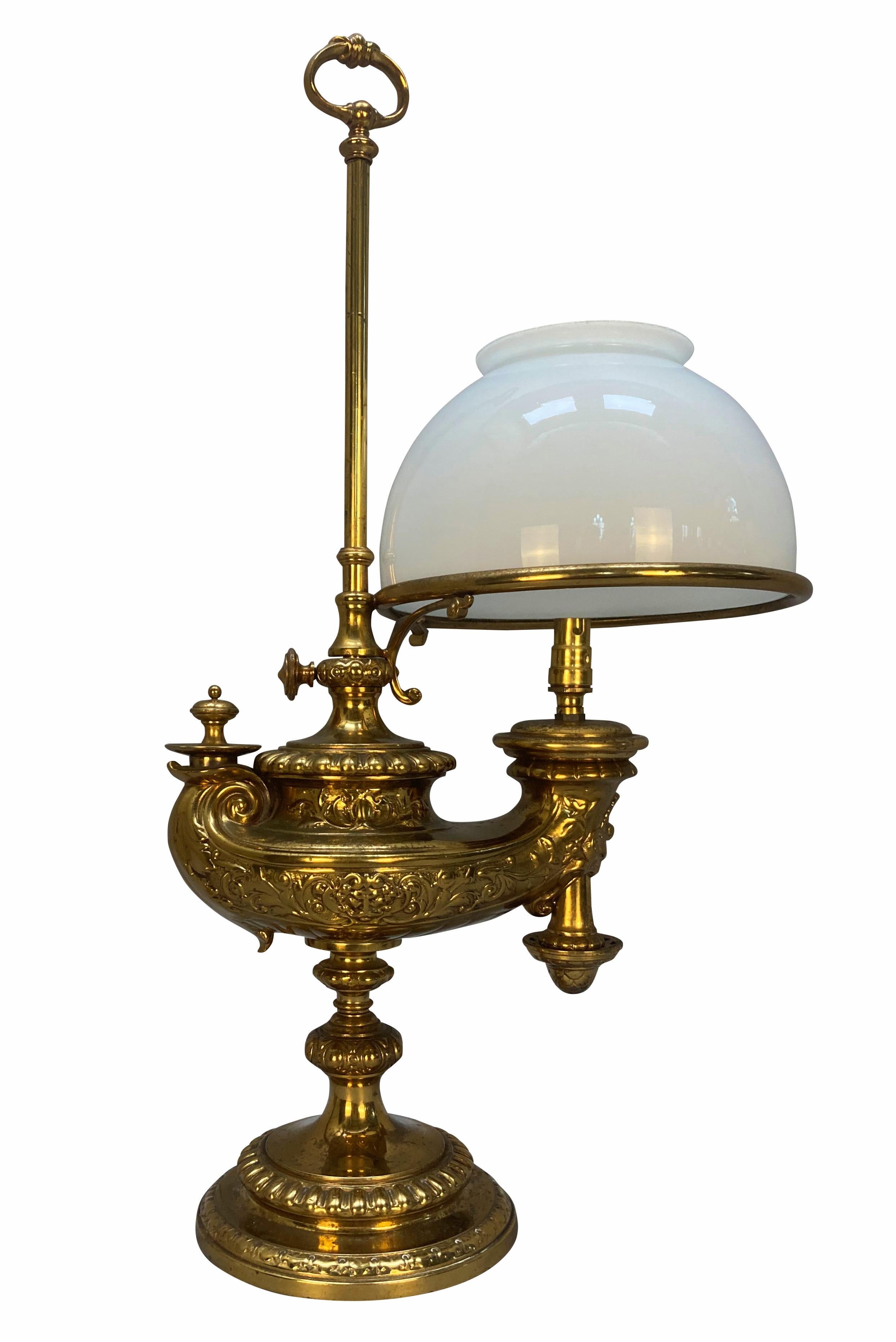 Ein Paar deutscher verstellbarer Schreibtischlampen aus vergoldetem Messing des XIX. Jahrhunderts von Wild und Wessel, mit weißen Vesta-Glasschirmen. Auf klassische Art und Weise.