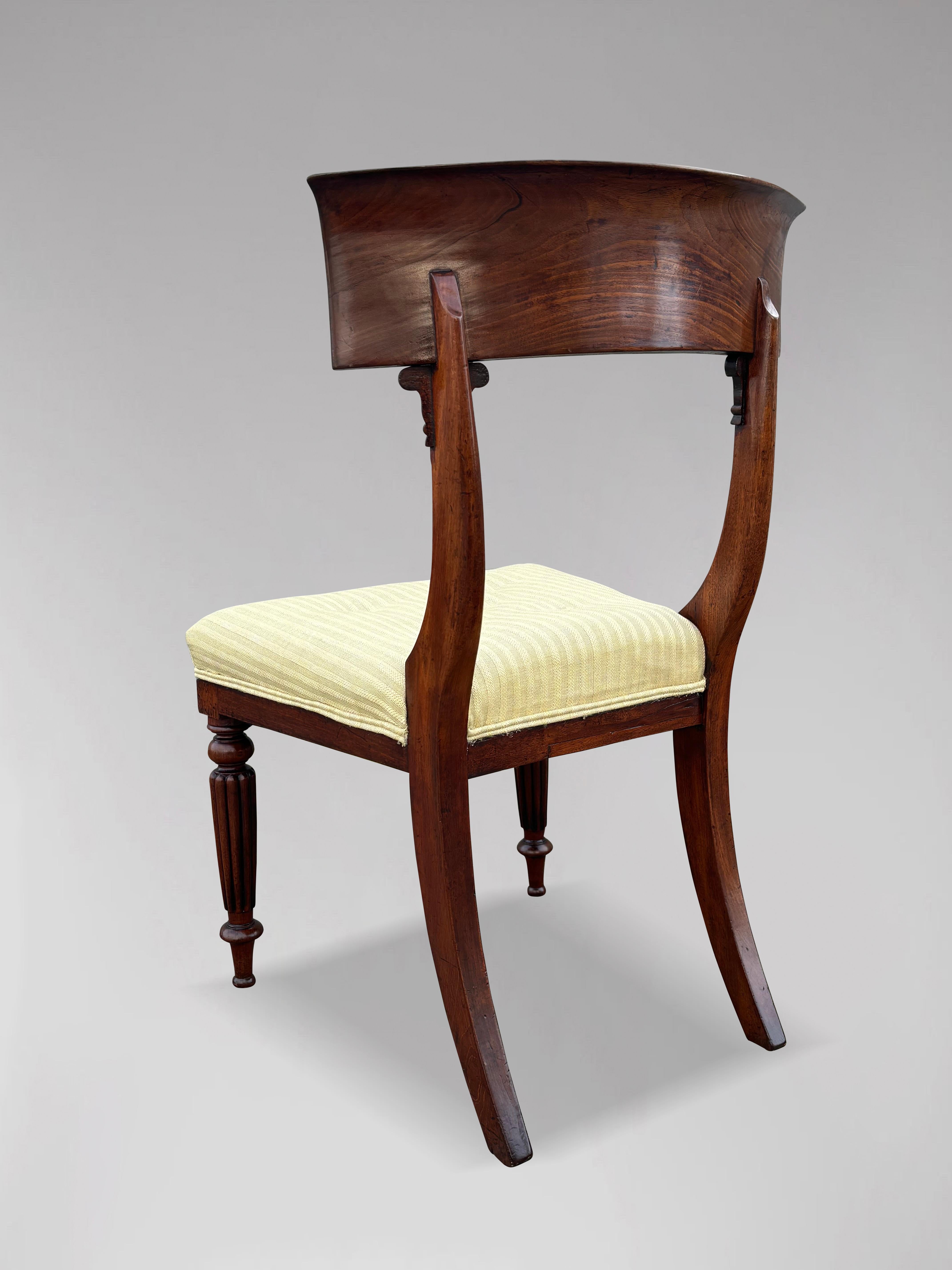 Tissu d'ameublement Paire de chaises d'appoint en acajou d'époque William IV du 19ème siècle en vente