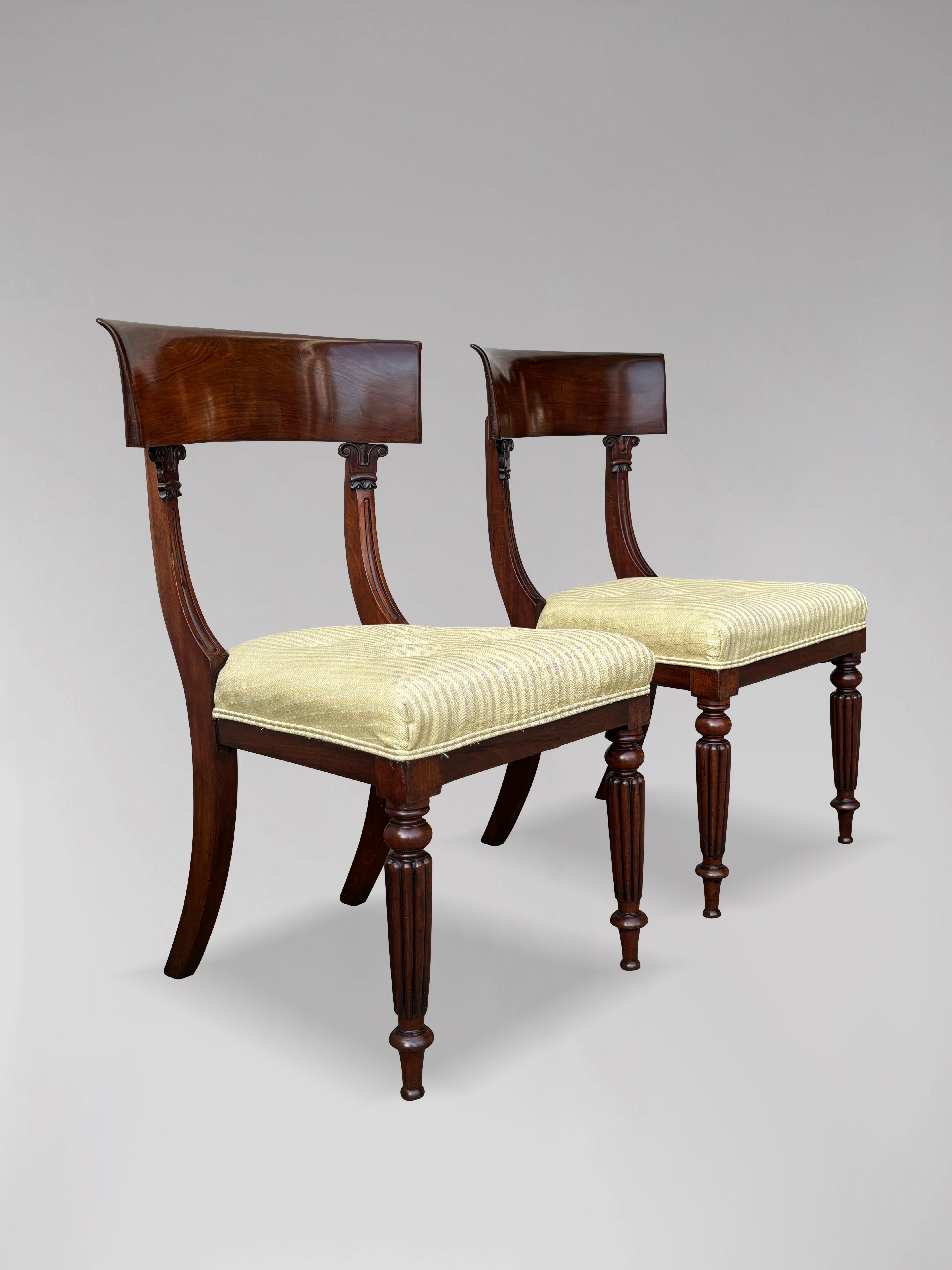 Paire de chaises d'appoint en acajou d'époque William IV du 19ème siècle en vente 1