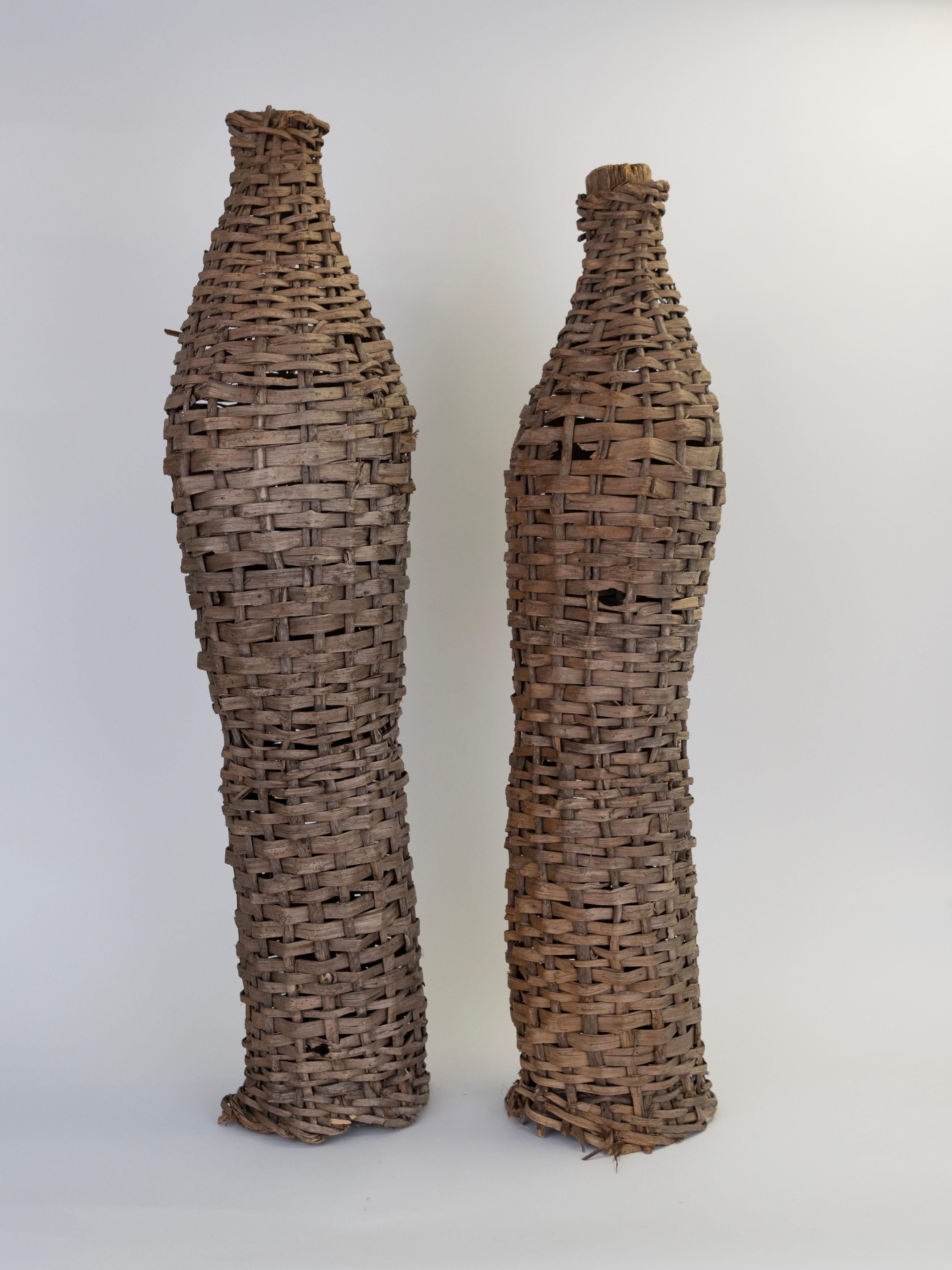 Pièges à poissons français du début du 19e siècle, souvent appelés nasses.  utilisé à l'origine par les pêcheurs le long des côtes françaises. Tissé à la main à partir de matériaux naturels tels que le saule, le noisetier ou la canne fendue. Conçus