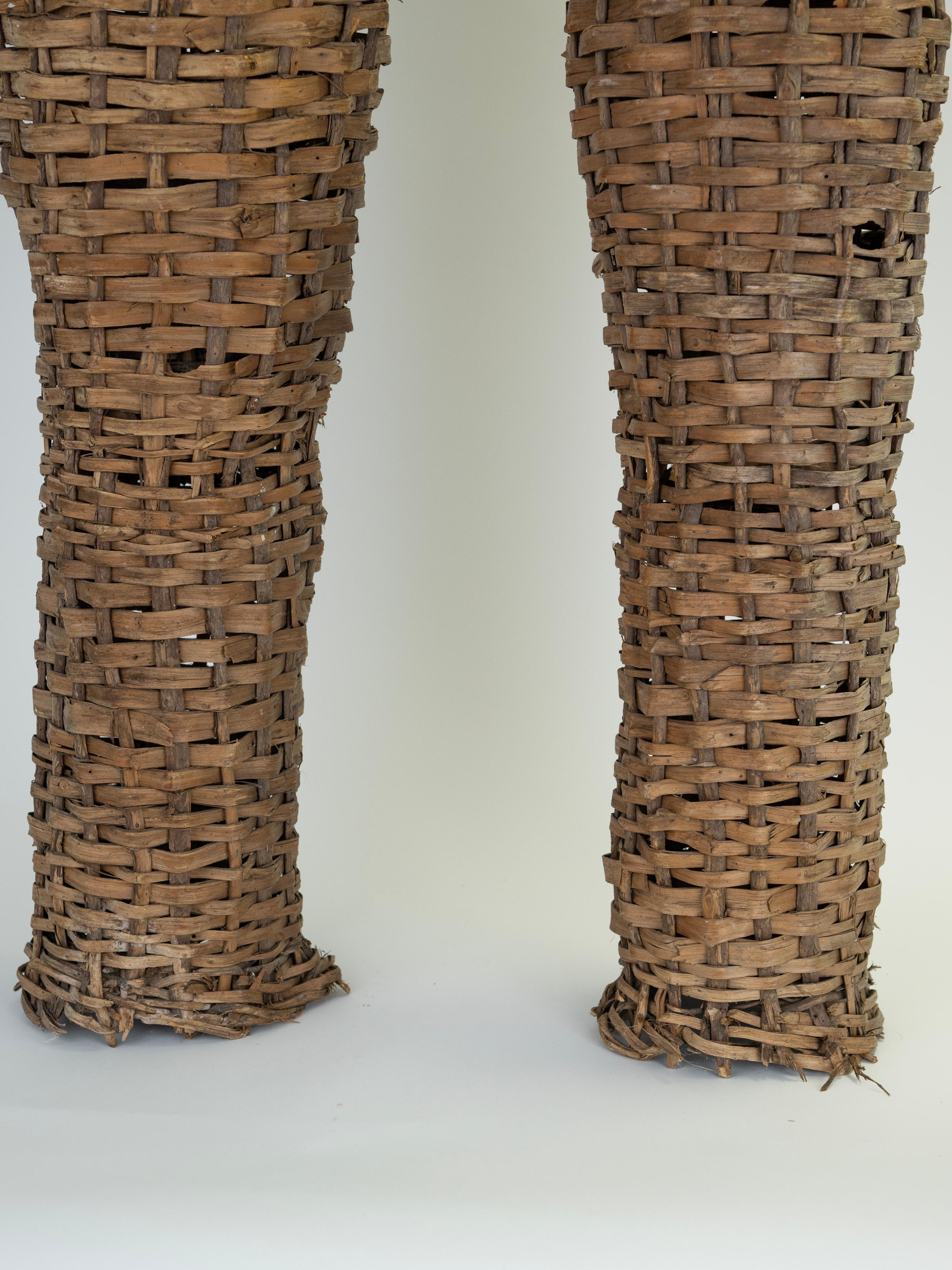 Bois Paire de pièges à poissons en bois tressé du 19ème siècle provenant de France en vente