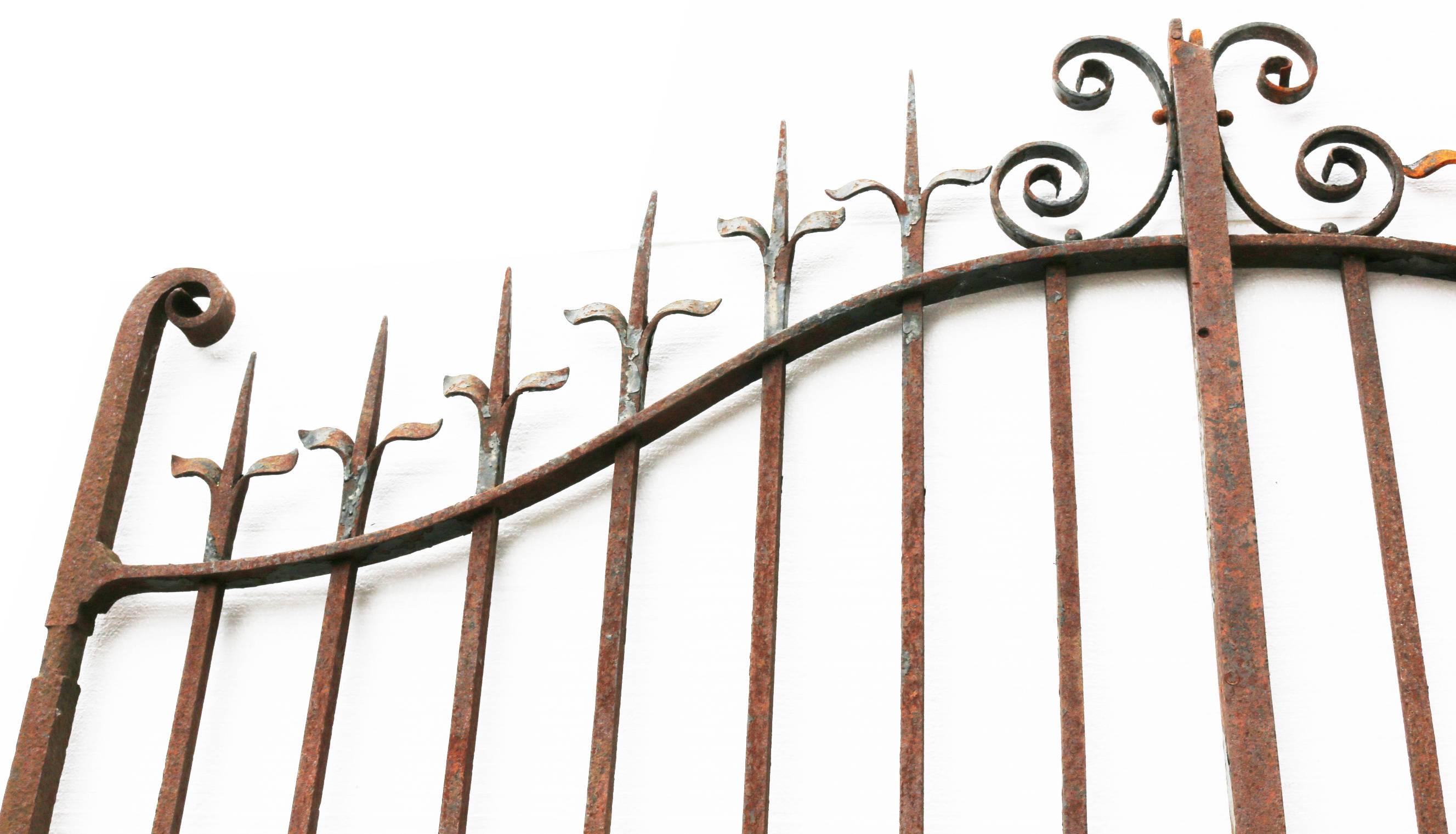 These gates are in good structural condition with a gate stay and a rust finish. They do not have hinges or a latch.
Measures: Height 270 cm
Width 222 cm
Depth 3.5 cm.