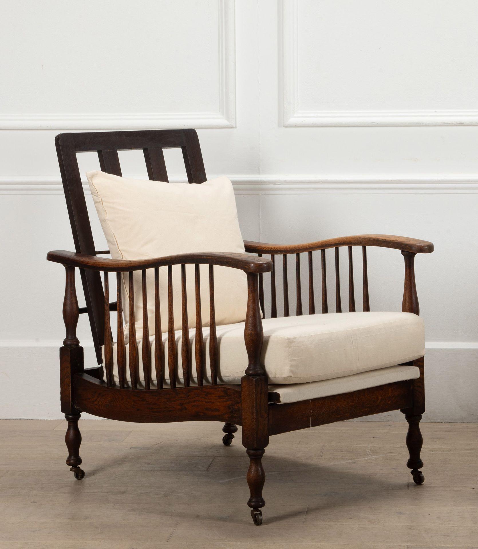 Une belle paire de fauteuils en chêne Wylie & Lochhead du 19ème siècle.
Assise et dossier en calicot, sur un siège coulissant.
Vers 1897.