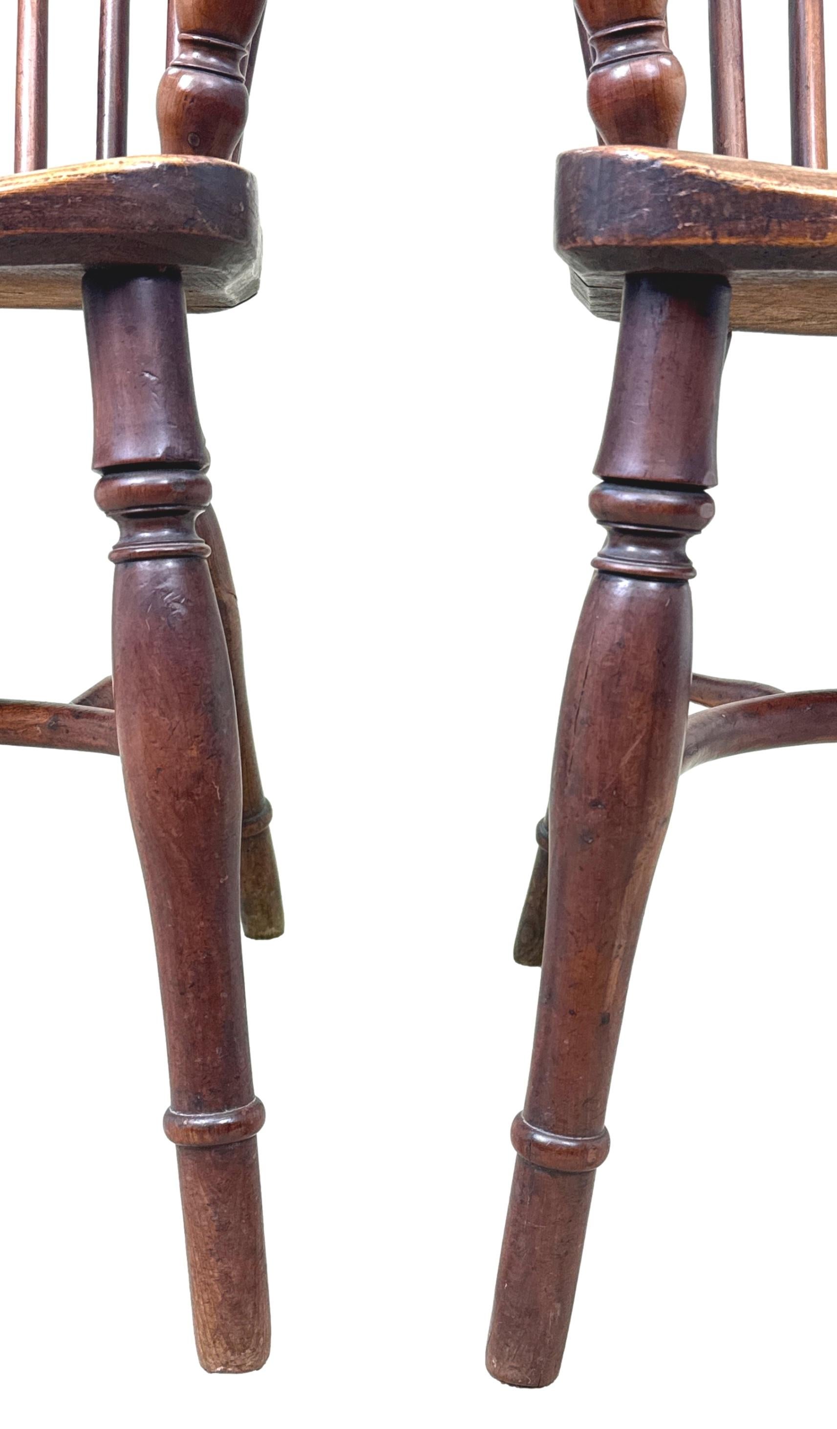 Coppia di poltrone Windsor in legno di tasso del XIX secolo In condizioni buone in vendita a Bedfordshire, GB