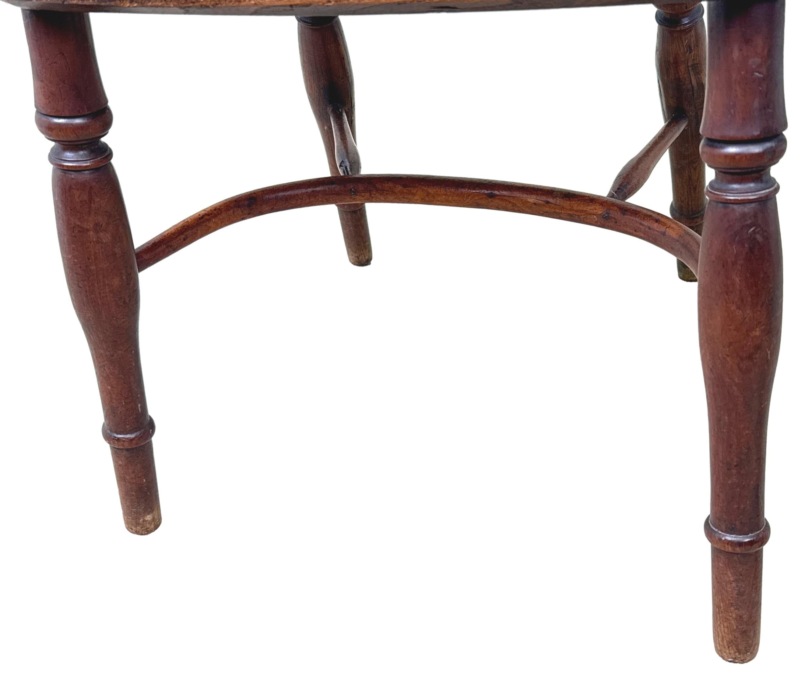 Coppia di poltrone Windsor in legno di tasso del XIX secolo in vendita 3