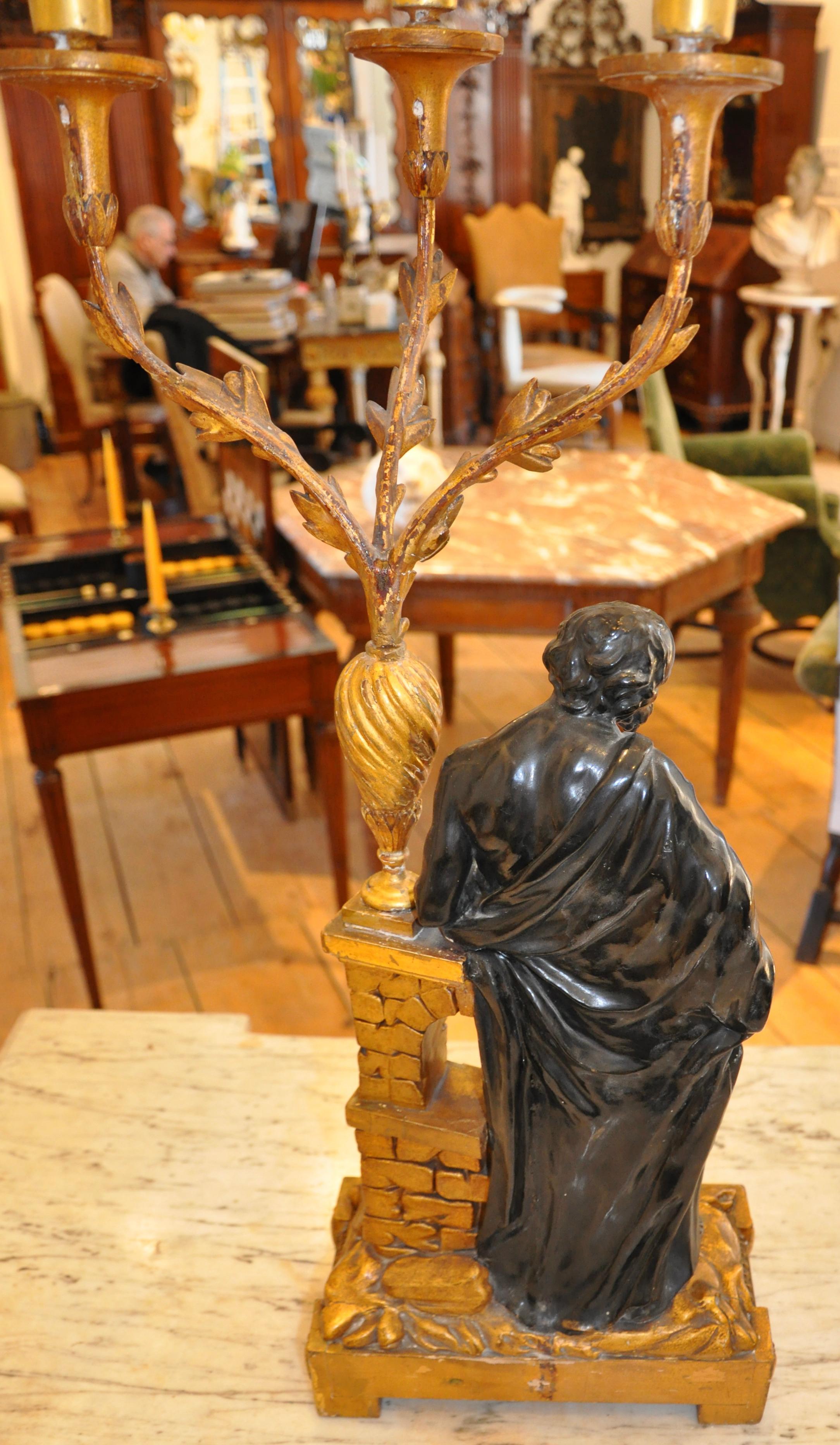 Paire de candélabres en bois doré irlandais du 19ème siècle représentant Socrate et Platon en vente 4