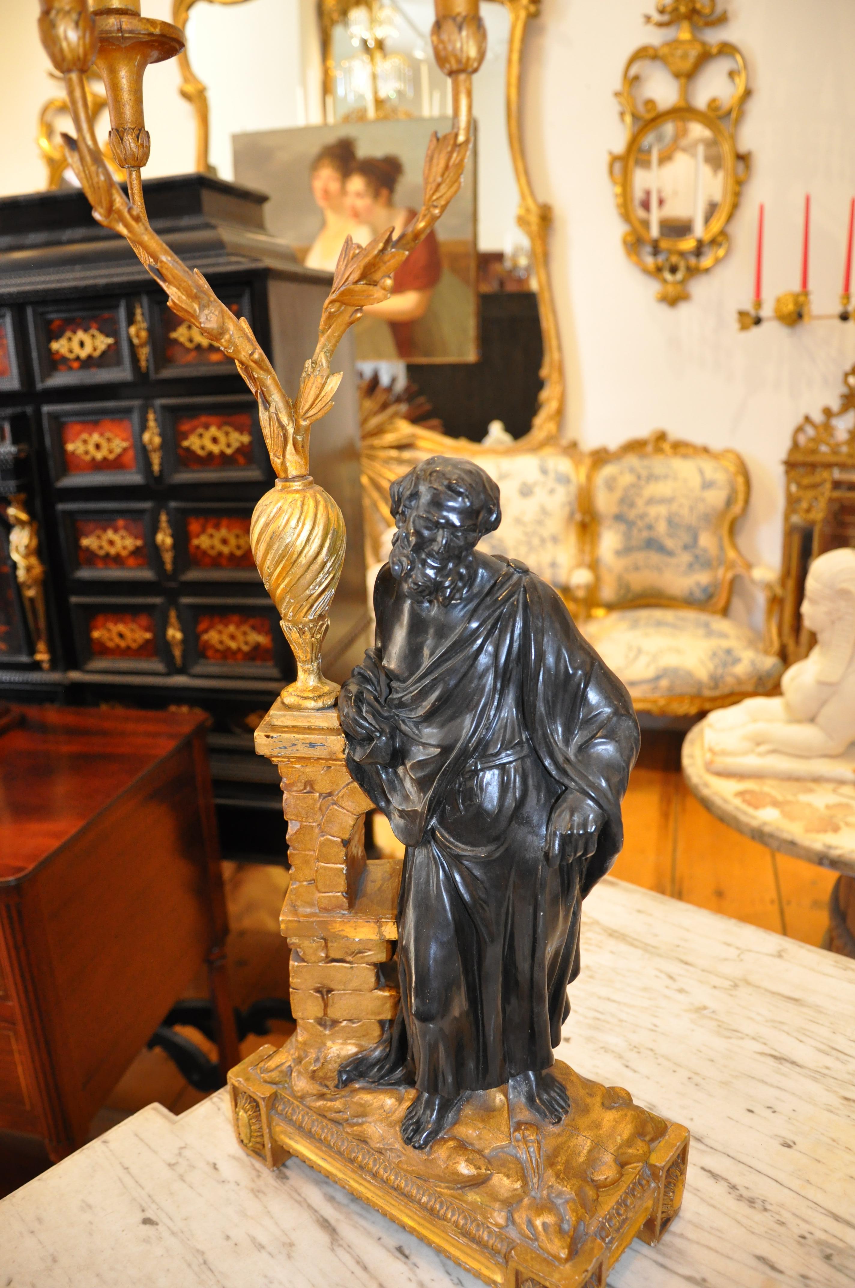 Paire de candélabres en bois doré irlandais du 19ème siècle représentant Socrate et Platon en vente 1
