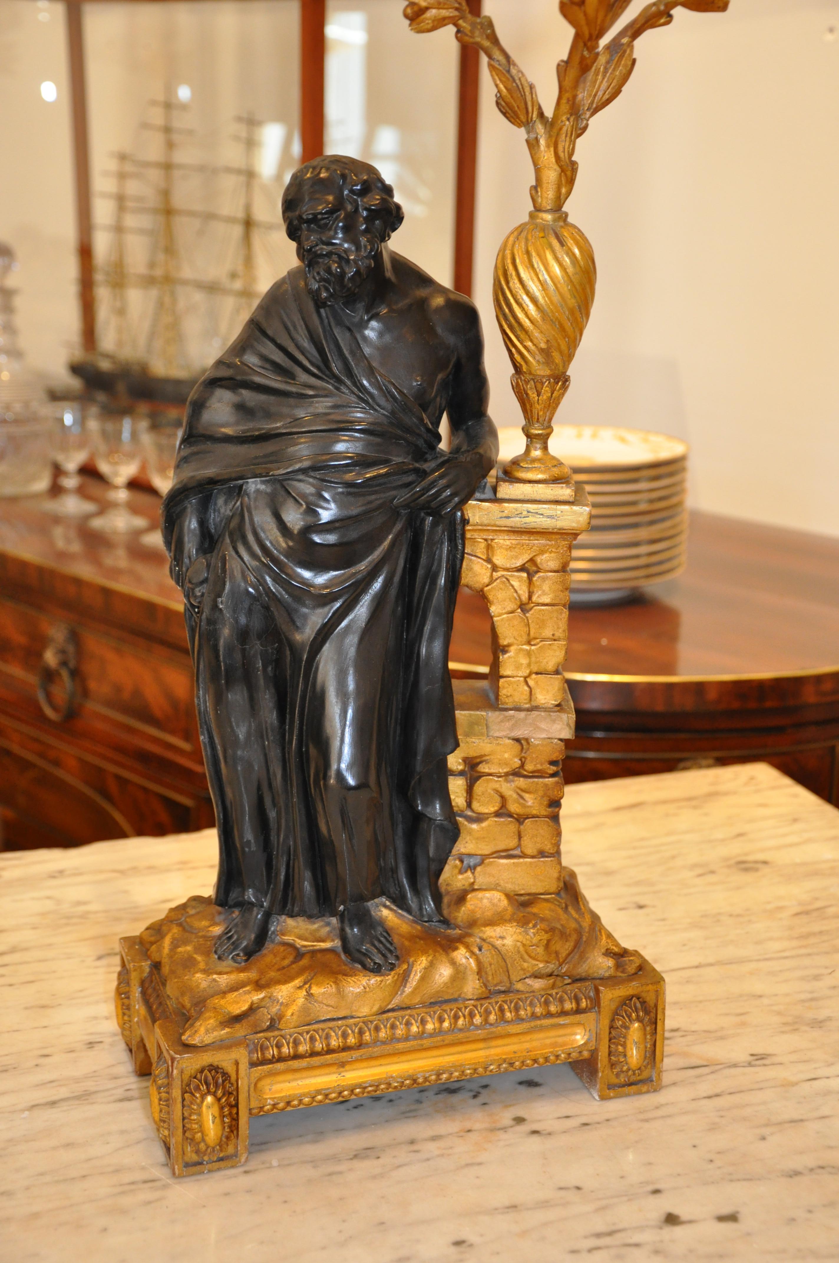 Paire de candélabres en bois doré irlandais du 19ème siècle représentant Socrate et Platon en vente 2
