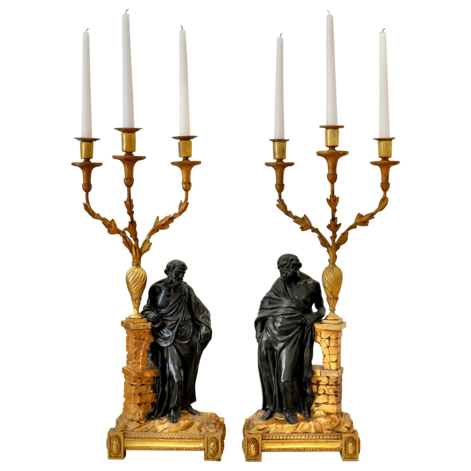 Paire de candélabres en bois doré irlandais du 19ème siècle représentant Socrate et Platon