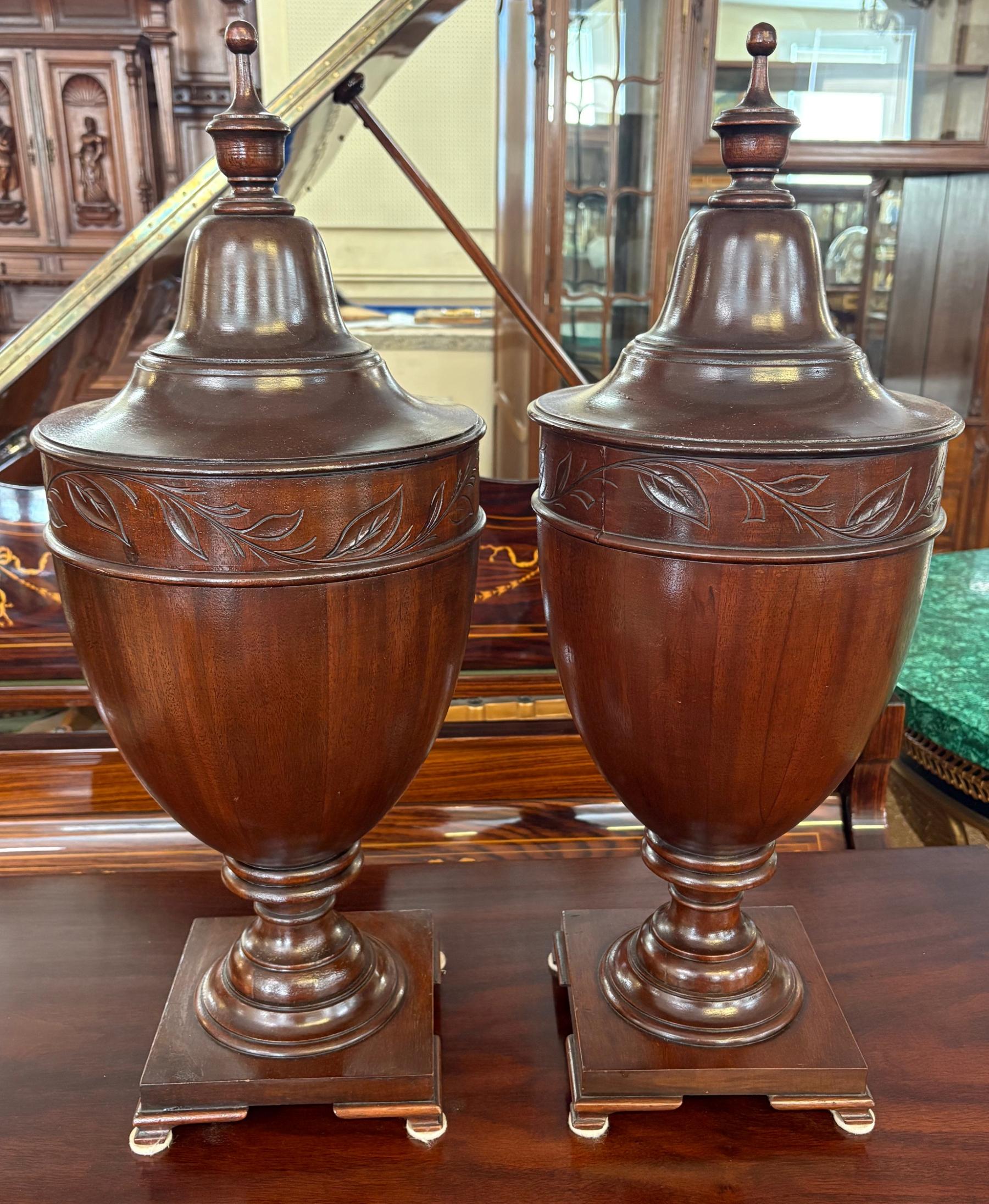 Pair of Mahogany English Regency Style Urn Knife Boxes Circa 1900

Dimensions : 27