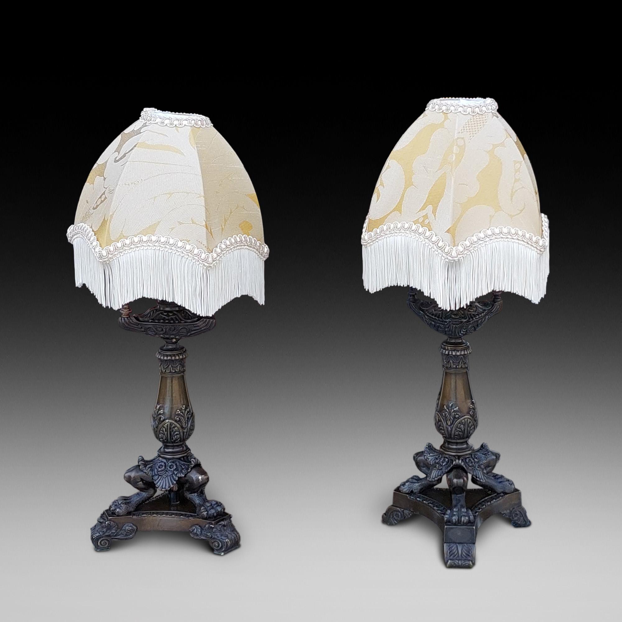 Paire de chandeliers en bronze français du 19ème siècle - les pieds en pattes de lion poilues supportent une colonne bulbeuse avec une décoration d'Anthemion convertie à l'électricité - 6