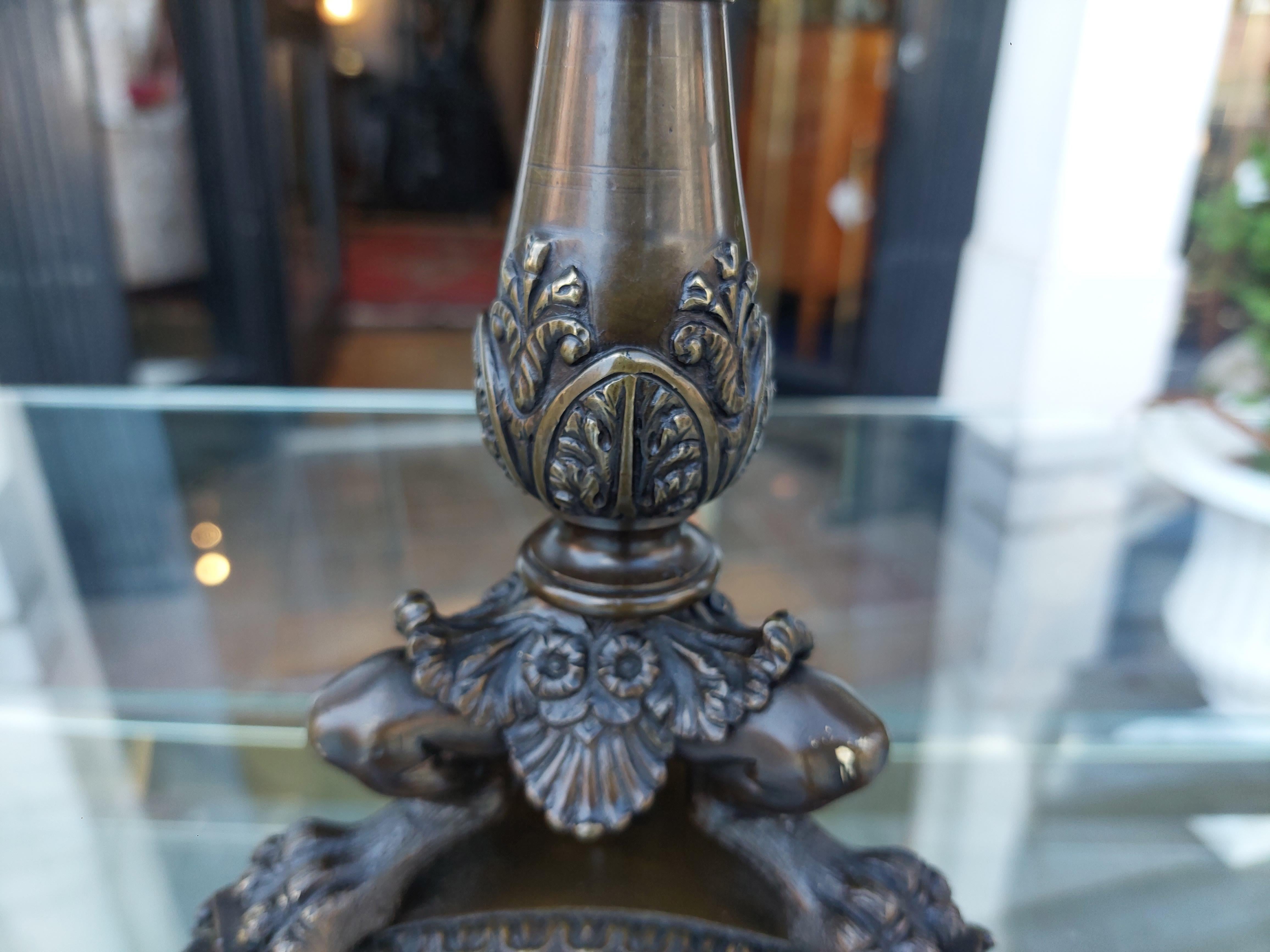 XIXe siècle Paire de chandeliers en bronze français du 19e siècle en vente