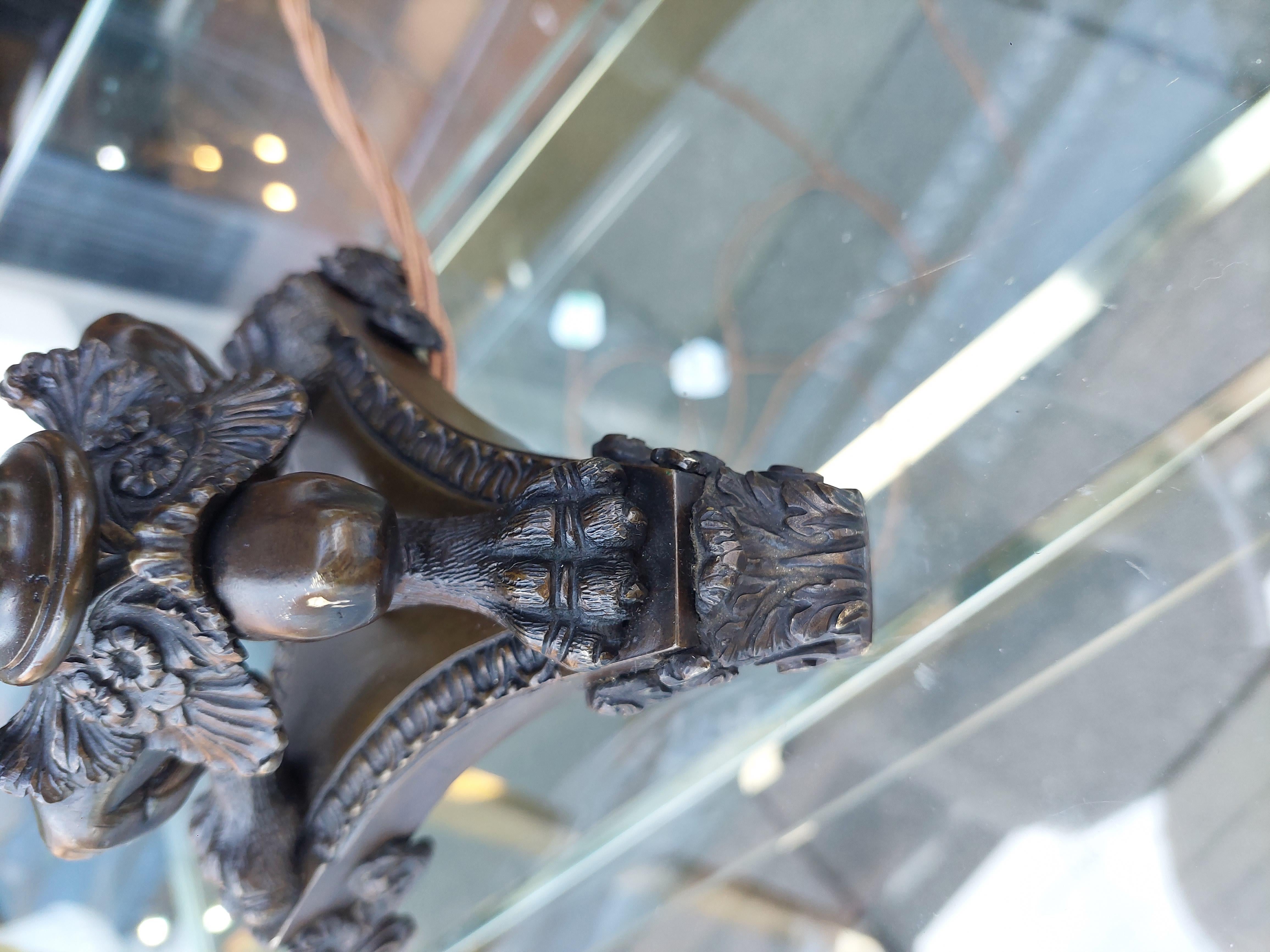 Bronze Paire de chandeliers en bronze français du 19e siècle en vente