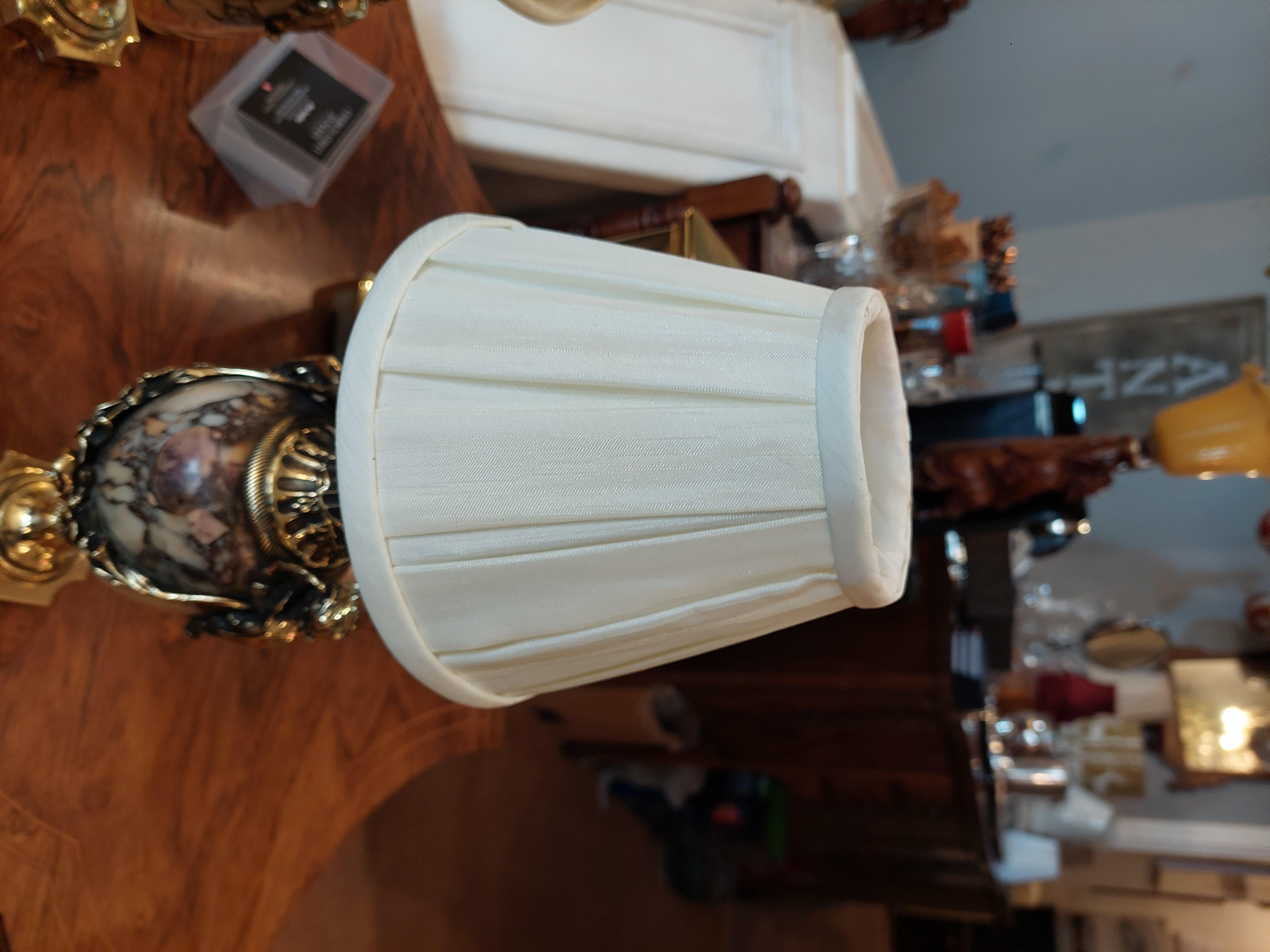 Paire d'urnes en marbre montées sur laiton doré du XIXe siècle en vente 4