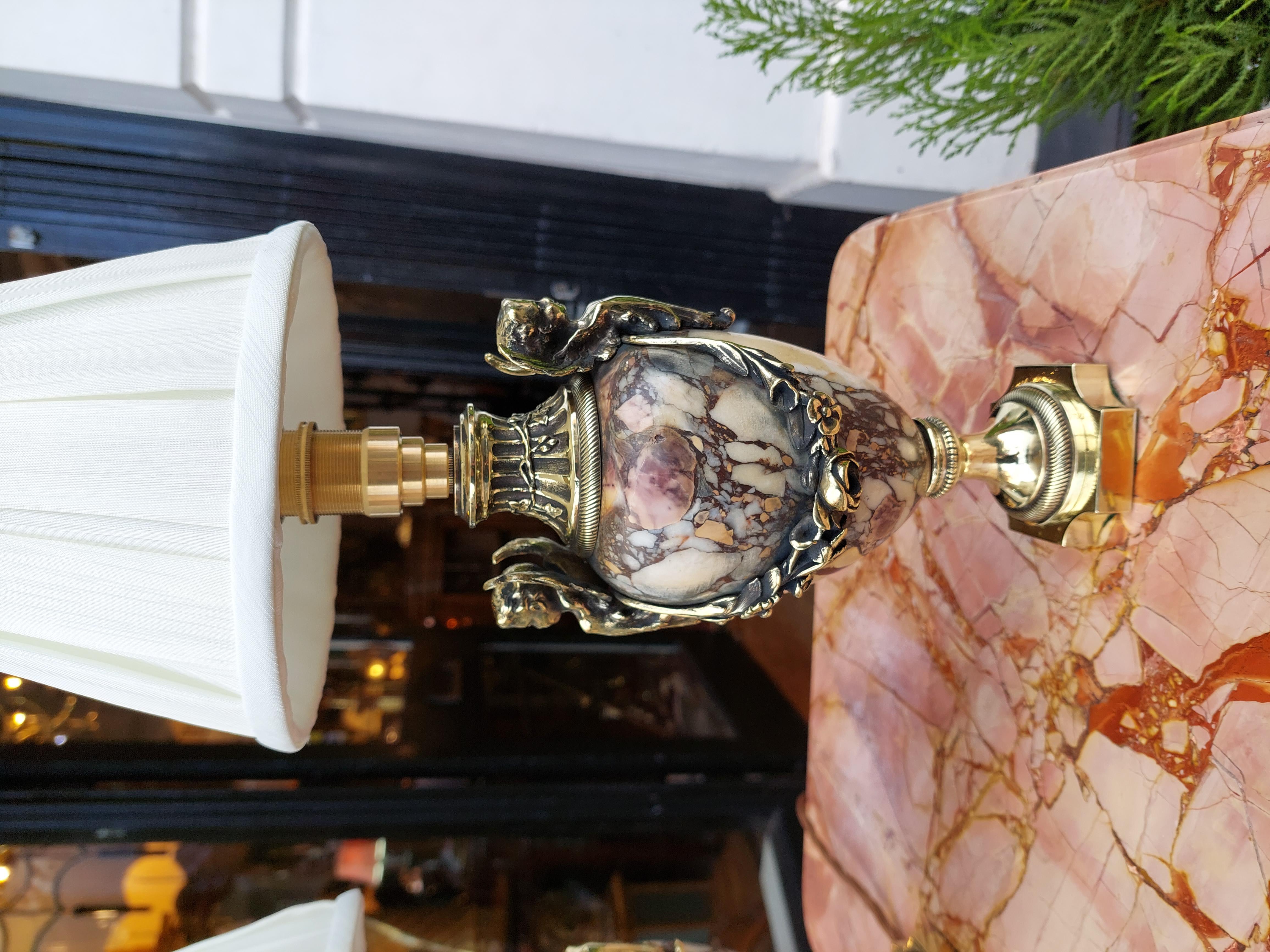 Louis XV Paire d'urnes en marbre montées sur laiton doré du XIXe siècle en vente