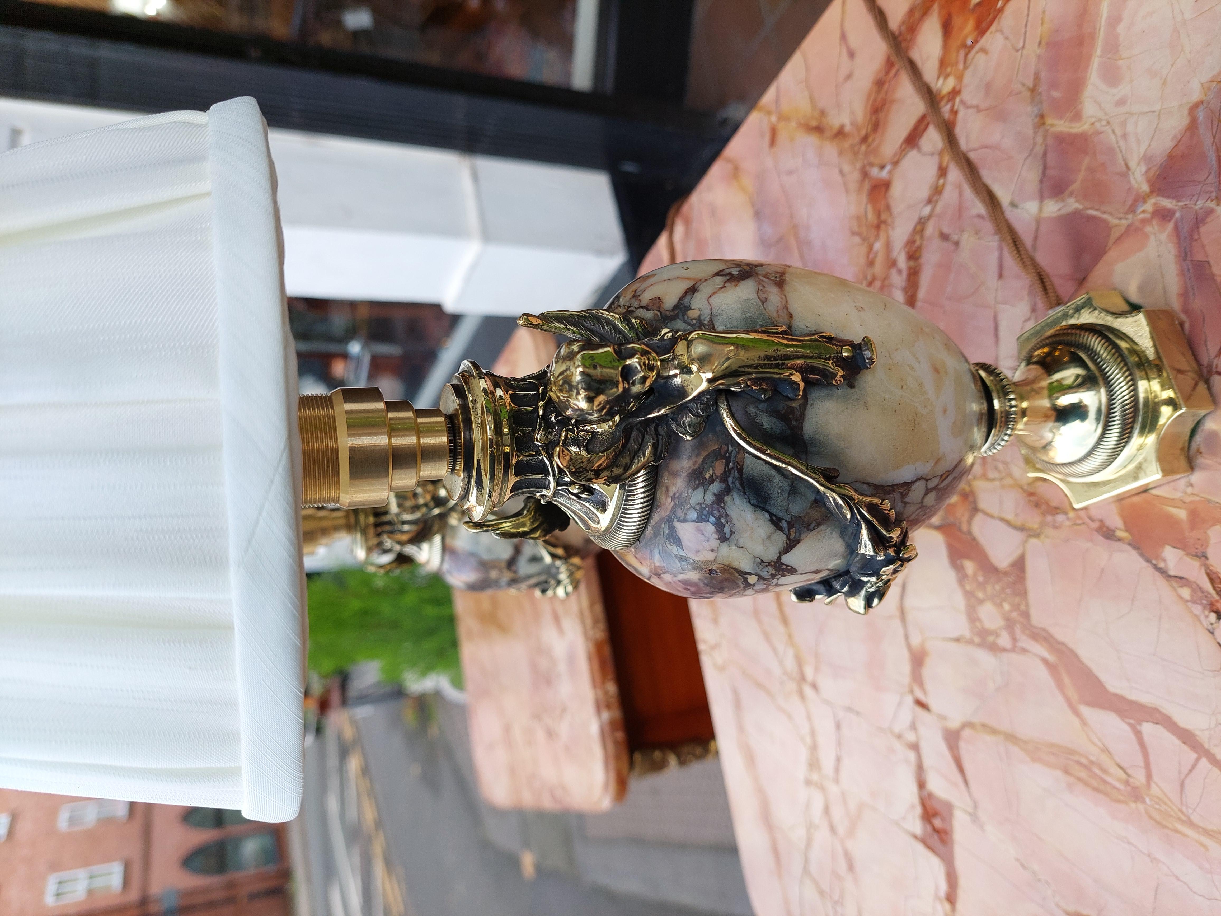 Paire d'urnes en marbre montées sur laiton doré du XIXe siècle en vente 1