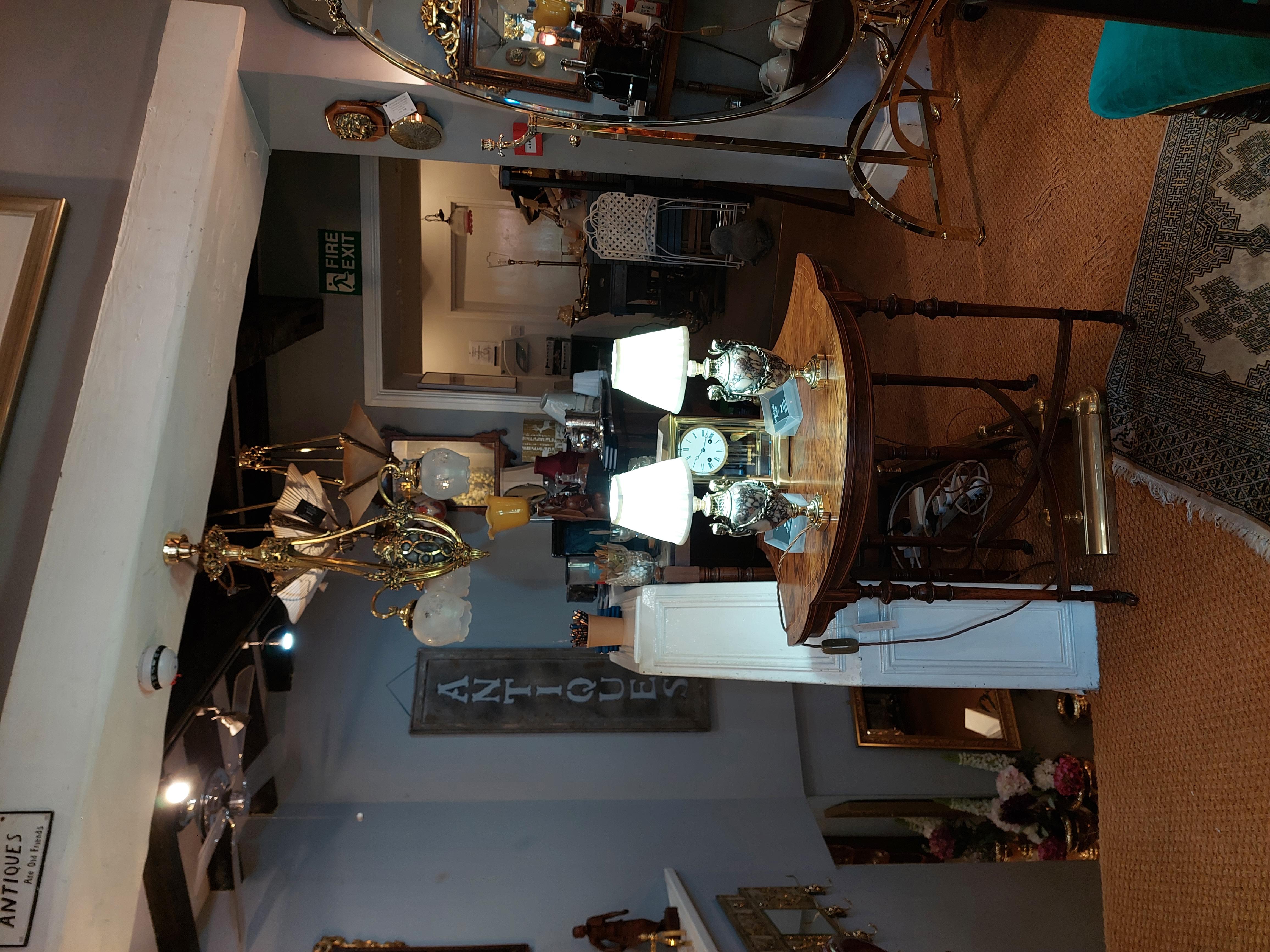 Paire d'urnes en marbre montées sur laiton doré du XIXe siècle en vente 2