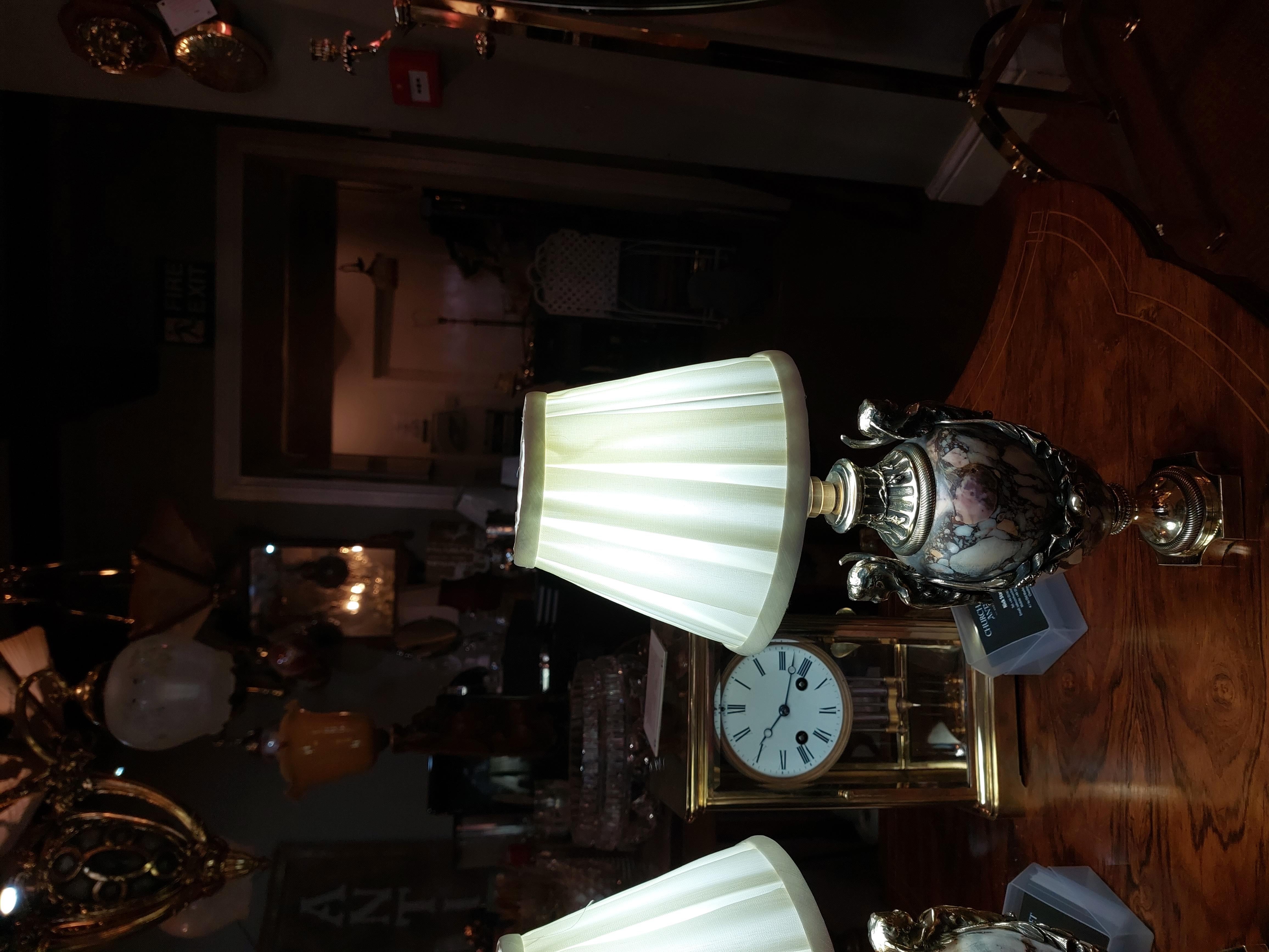 Paire d'urnes en marbre montées sur laiton doré du XIXe siècle en vente 3