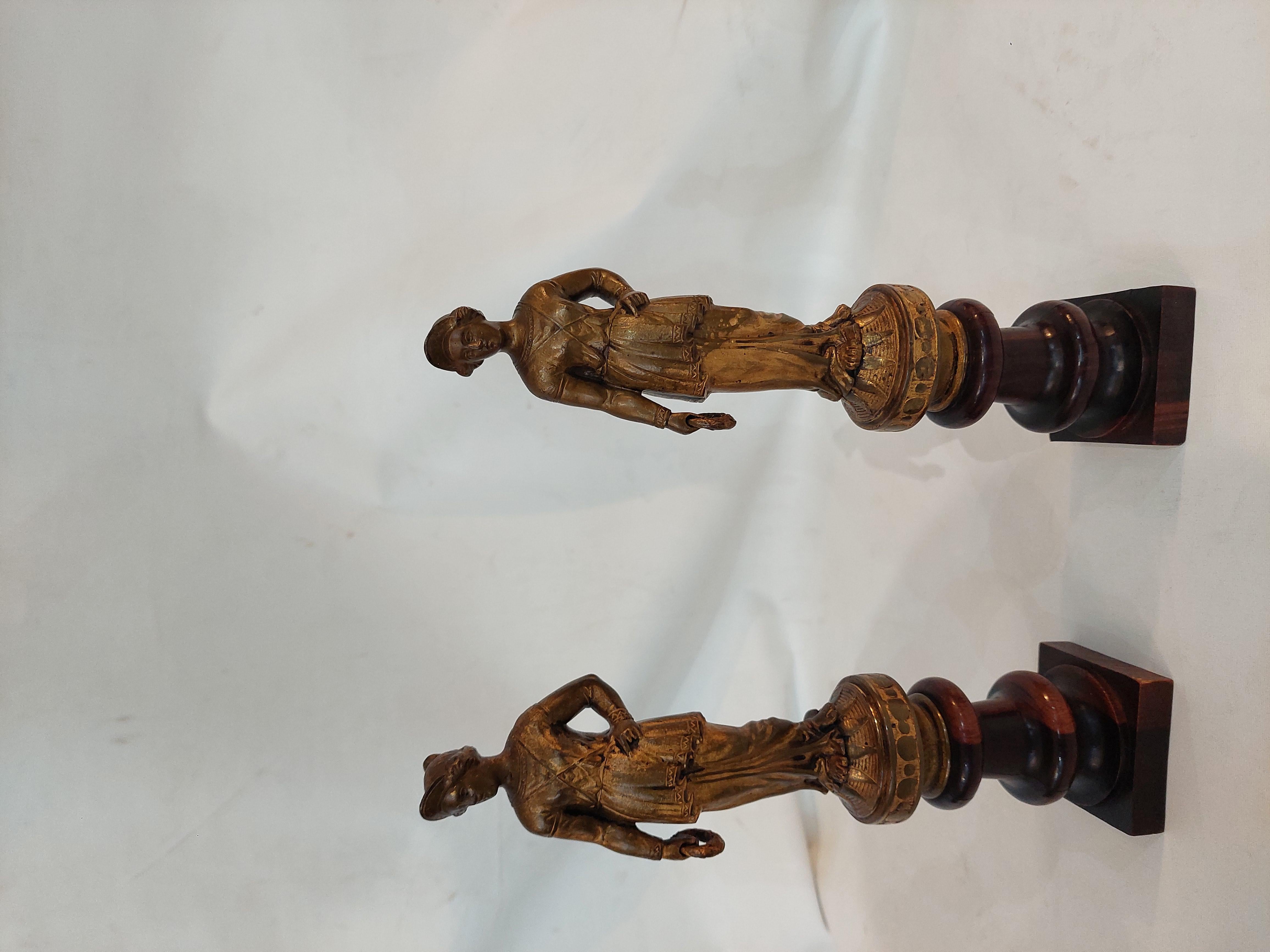 Coppia di sculture figurative in bronzo dorato francese del XIX secolo, ciascuna modellata come una donna classica che tiene una ghirlanda, montate su basi in palissandro tornito - 2 