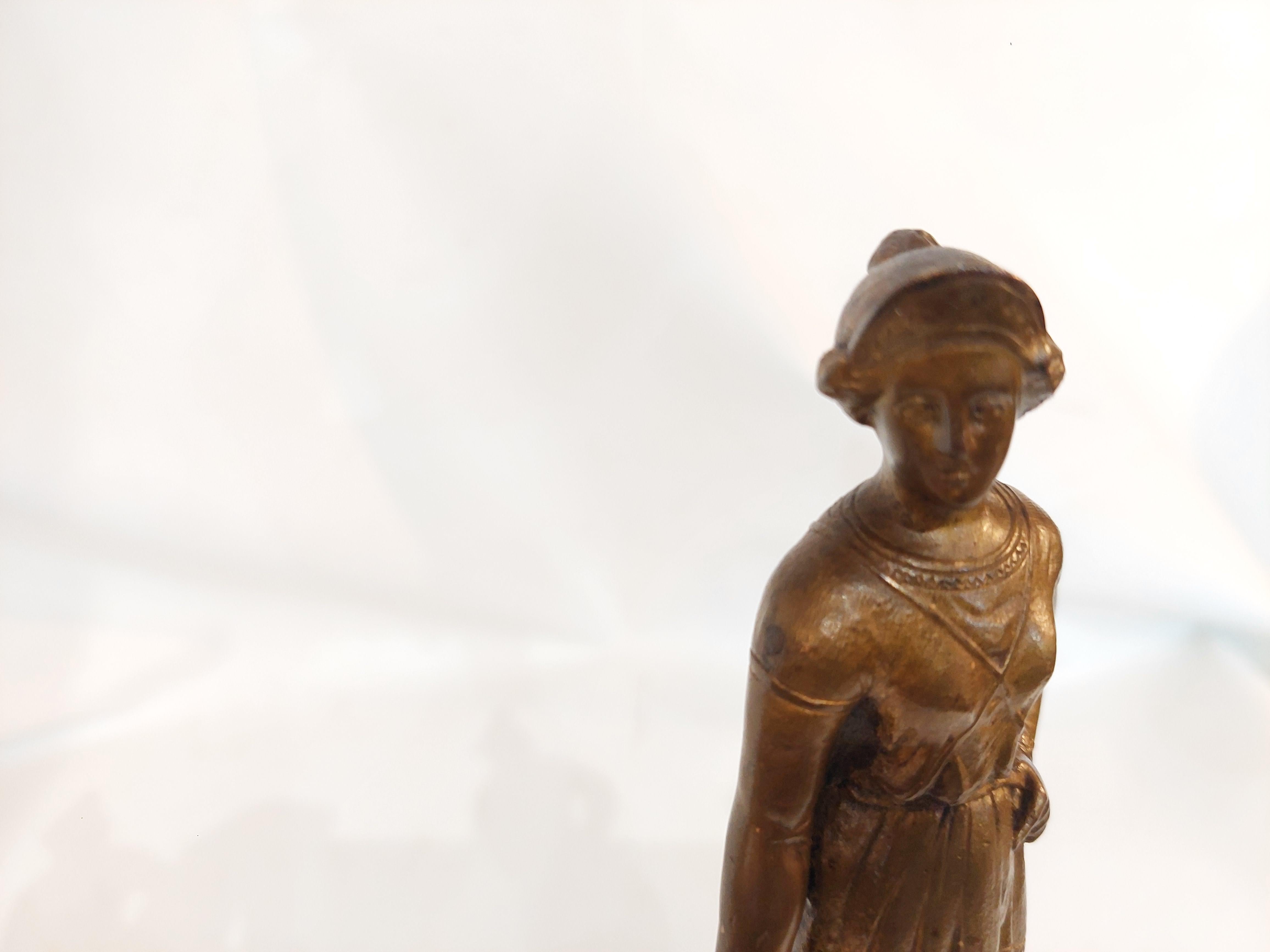 Francese Coppia di sculture figurative in bronzo dorato francese del XIX secolo in vendita
