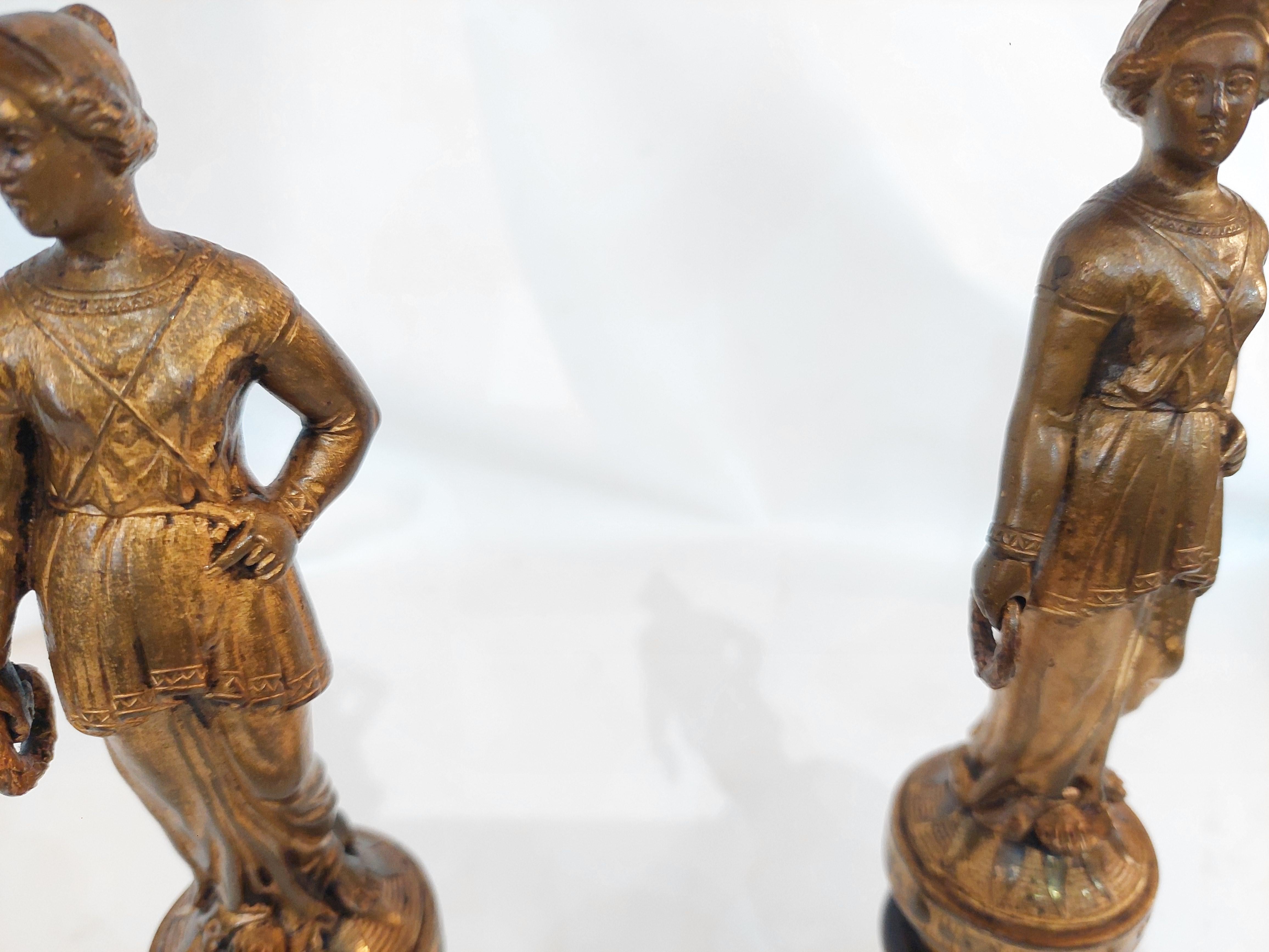 Coppia di sculture figurative in bronzo dorato francese del XIX secolo In condizioni buone in vendita a Altrincham, GB