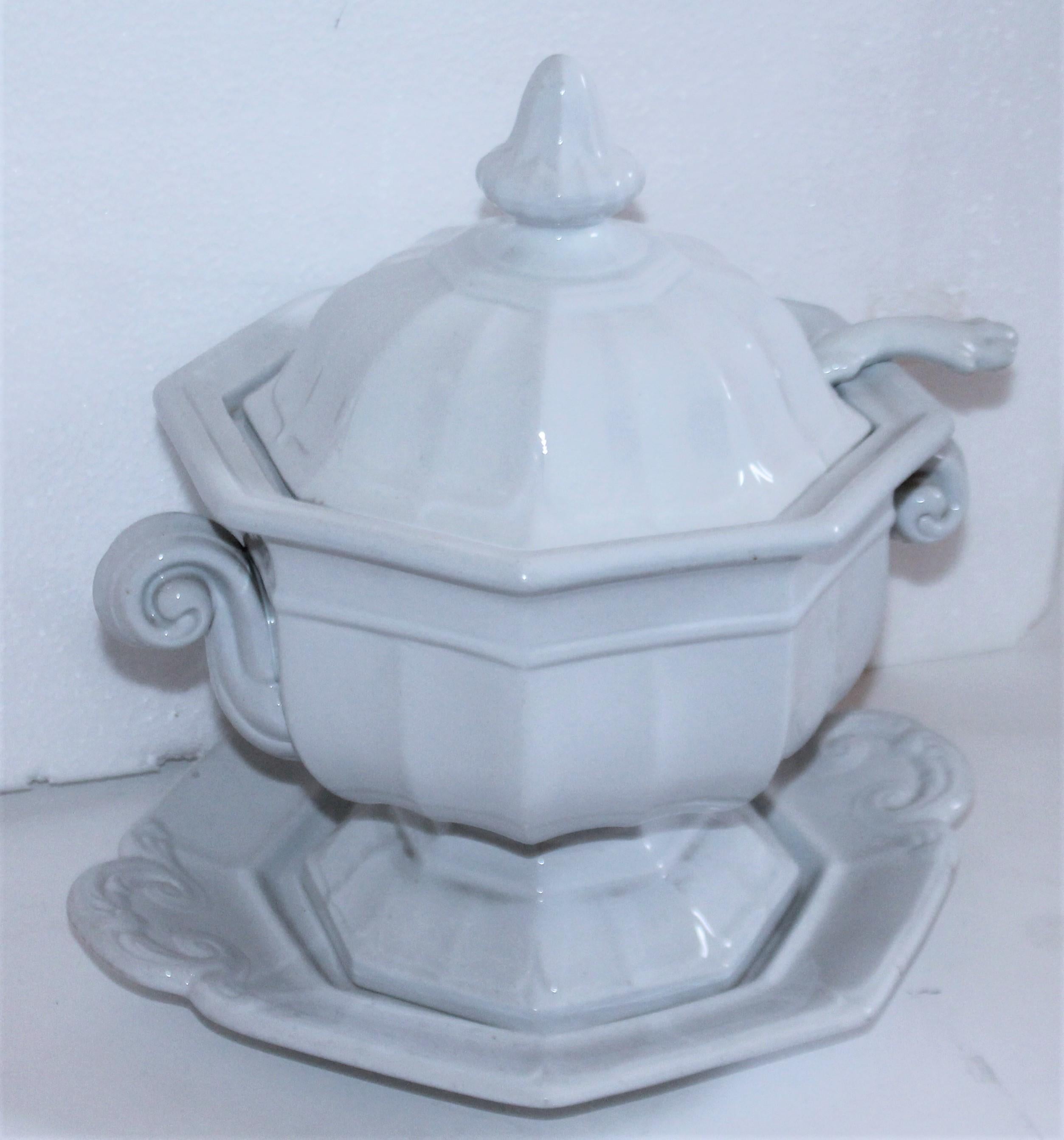 Pair of 19th Century Ironstone Tureens In Good Condition For Sale In Los Angeles, CA