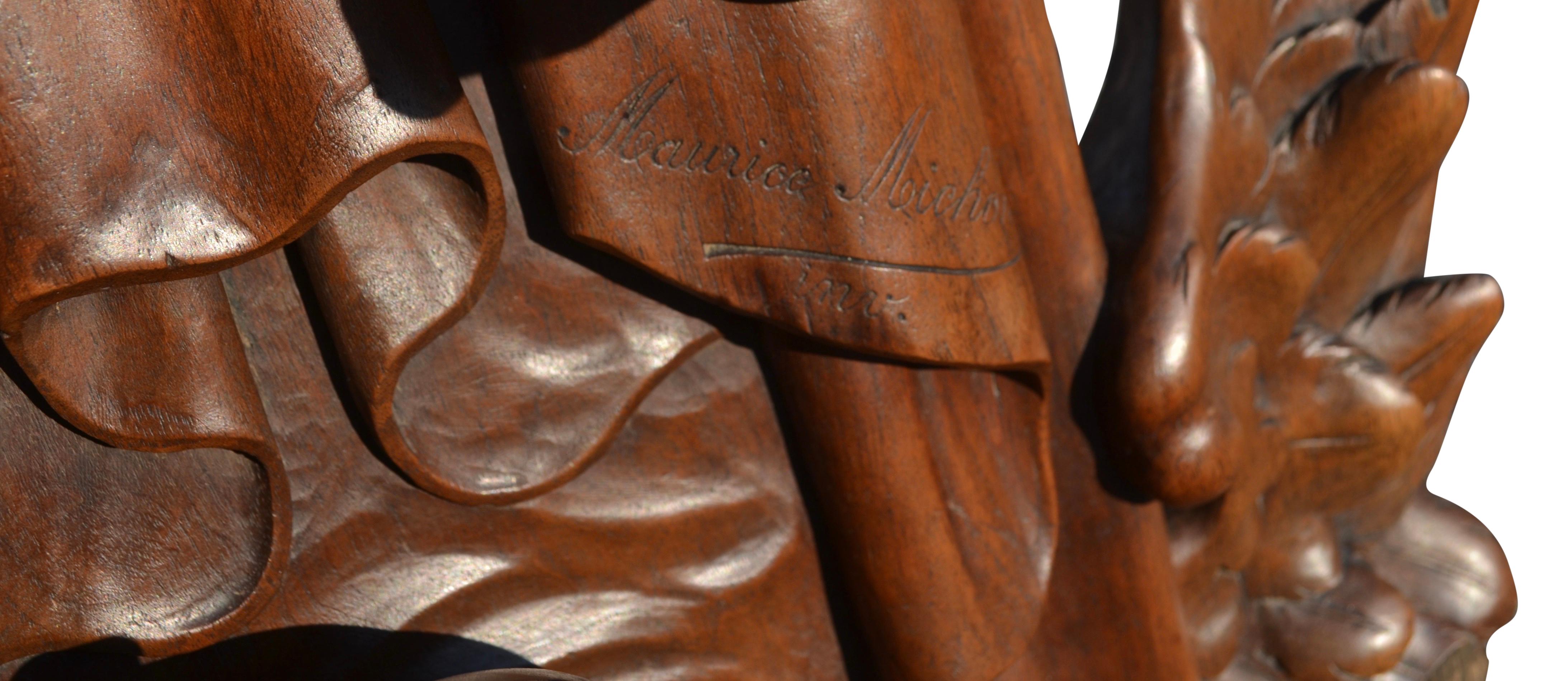Paire de supports de fusils de chasse en noyer sculpté français de style Black Forest, signés du 19ème C. en vente 6