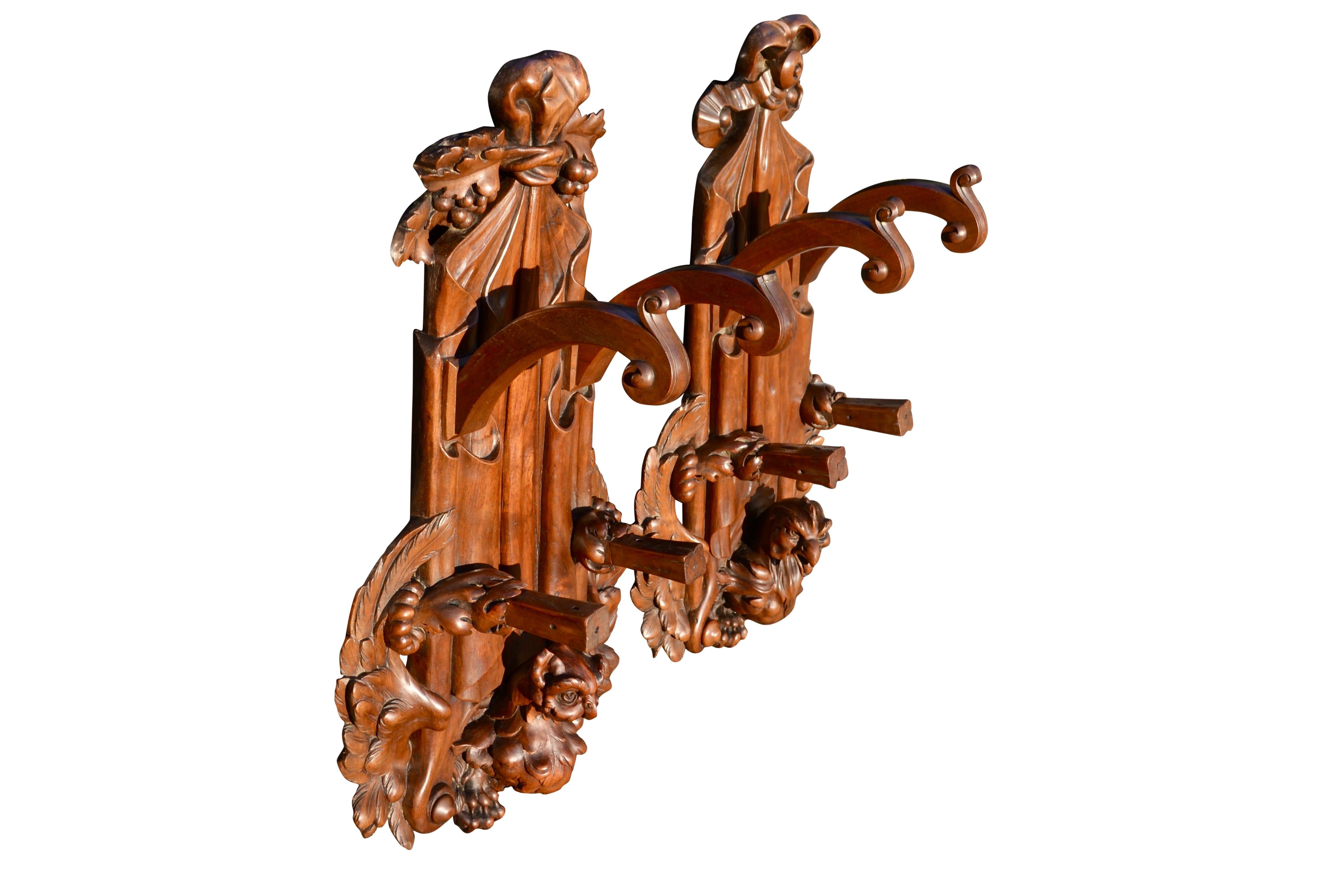 Français Paire de supports de fusils de chasse en noyer sculpté français de style Black Forest, signés du 19ème C. en vente