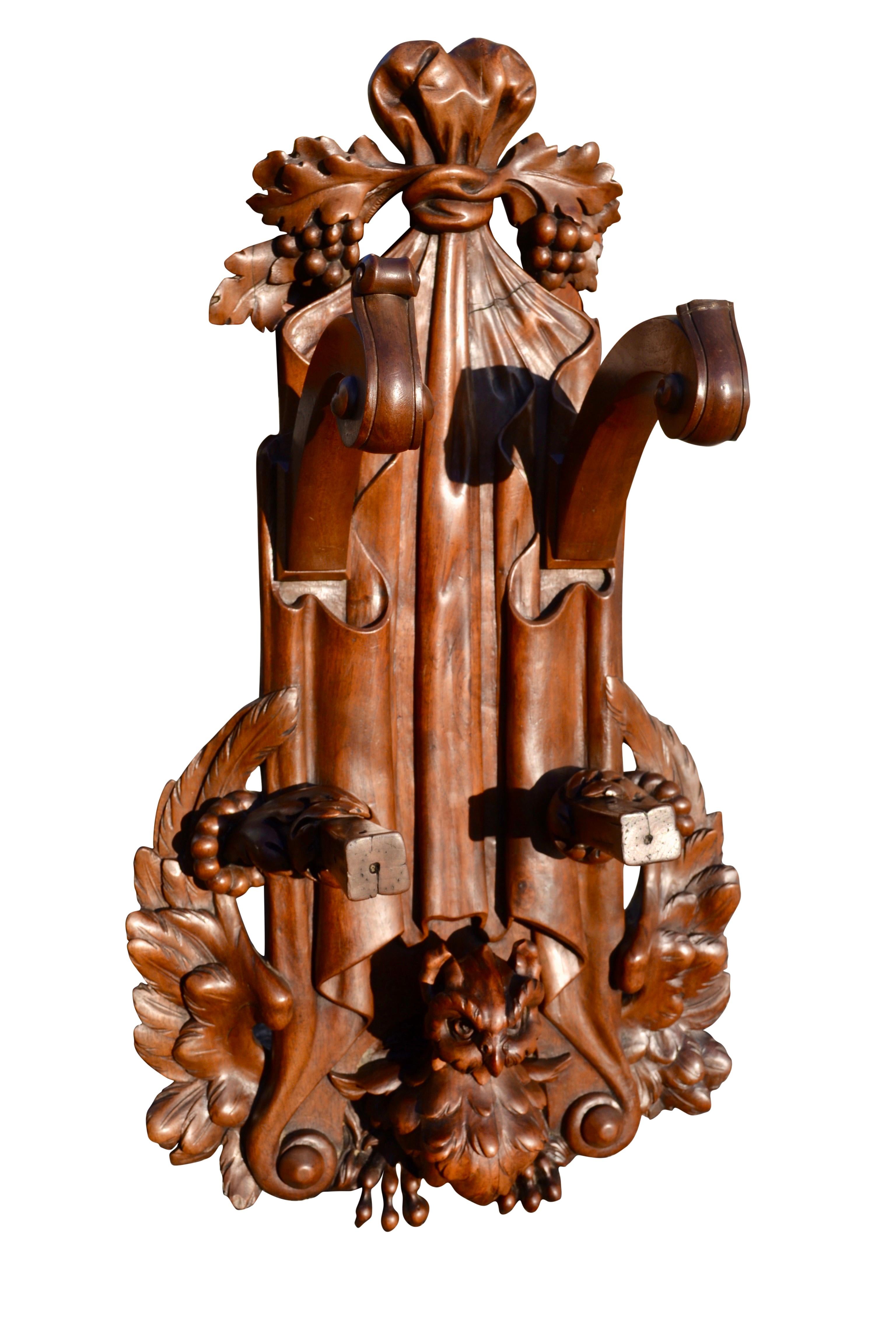 XIXe siècle Paire de supports de fusils de chasse en noyer sculpté français de style Black Forest, signés du 19ème C. en vente