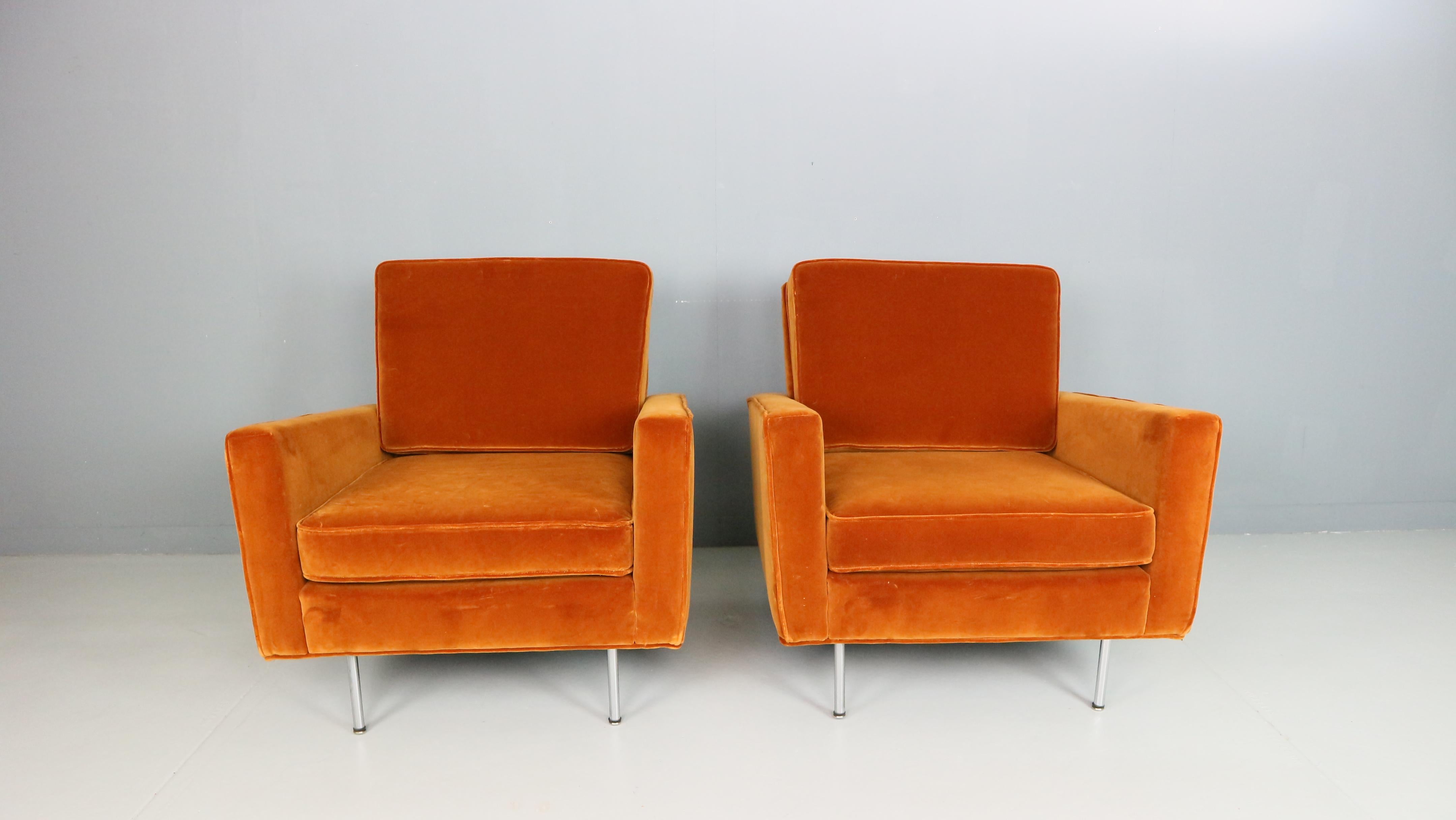 Mid-Century Modern Pair of 1st edition easy chairs 25 BC by Florence Knoll in velvet, 1950s For Sale