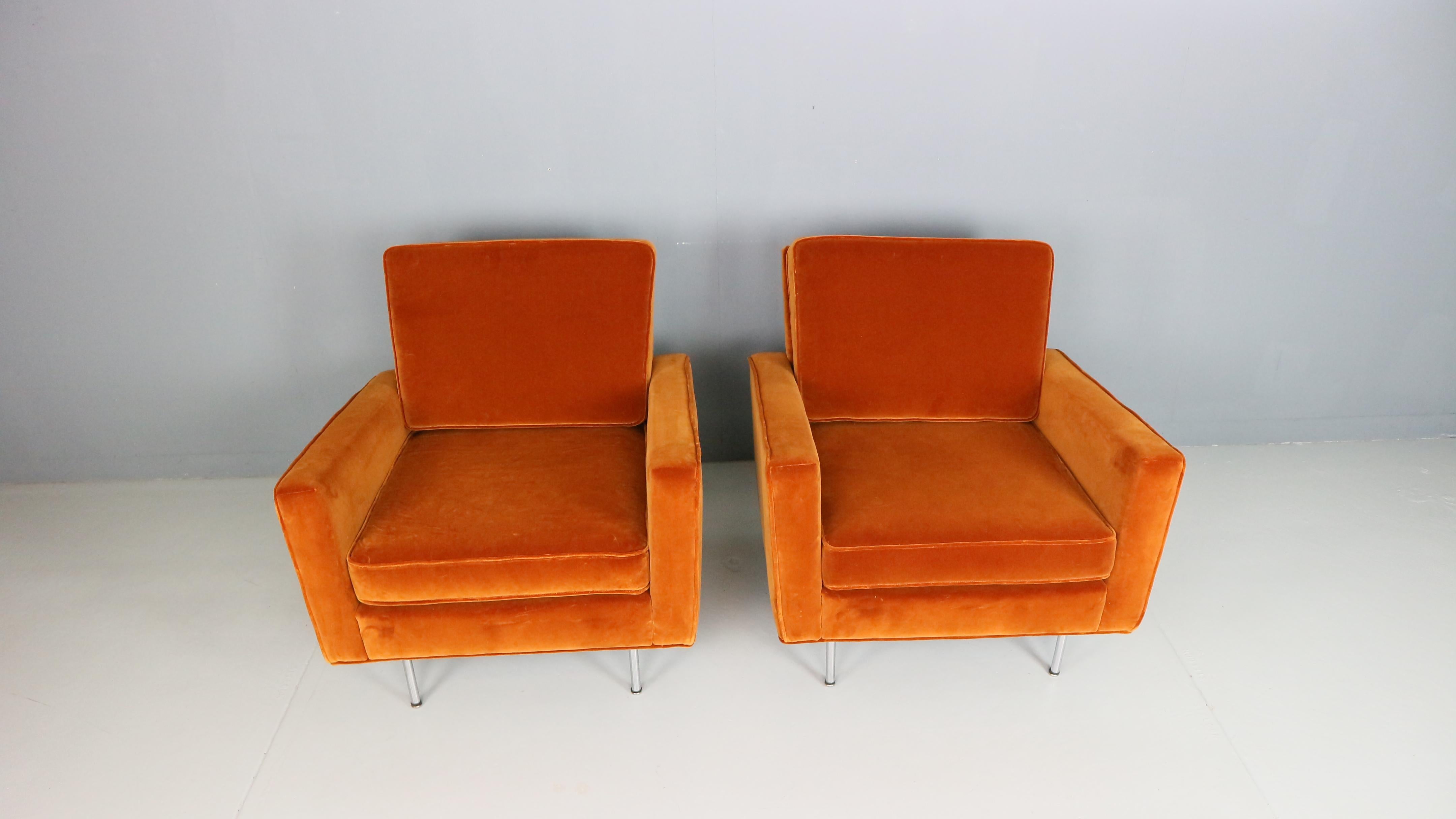 American Pair of 1st edition easy chairs 25 BC by Florence Knoll in velvet, 1950s For Sale