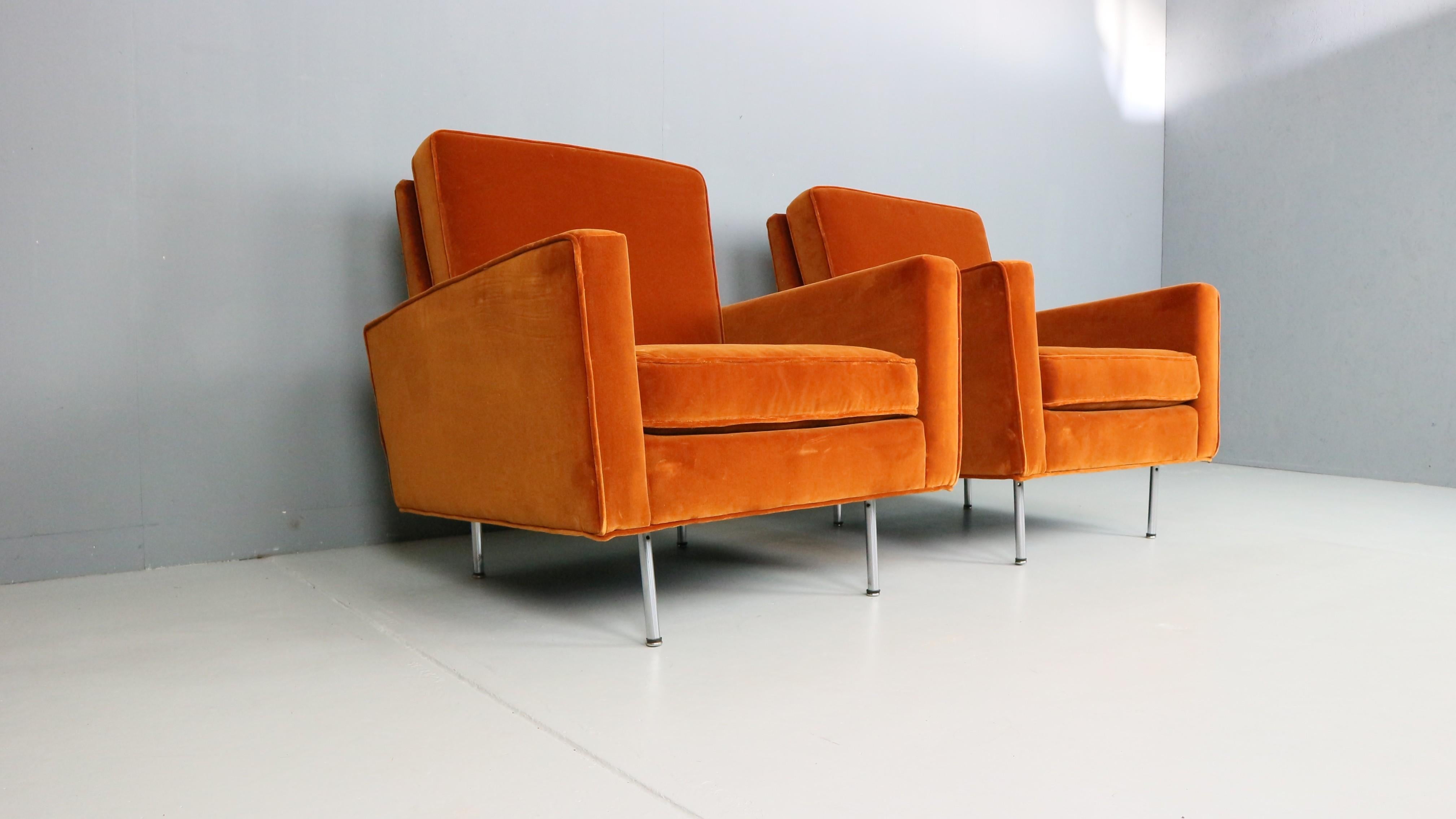 Pair of 1st edition easy chairs 25 BC by Florence Knoll in velvet, 1950s In Good Condition For Sale In The Hague, NL